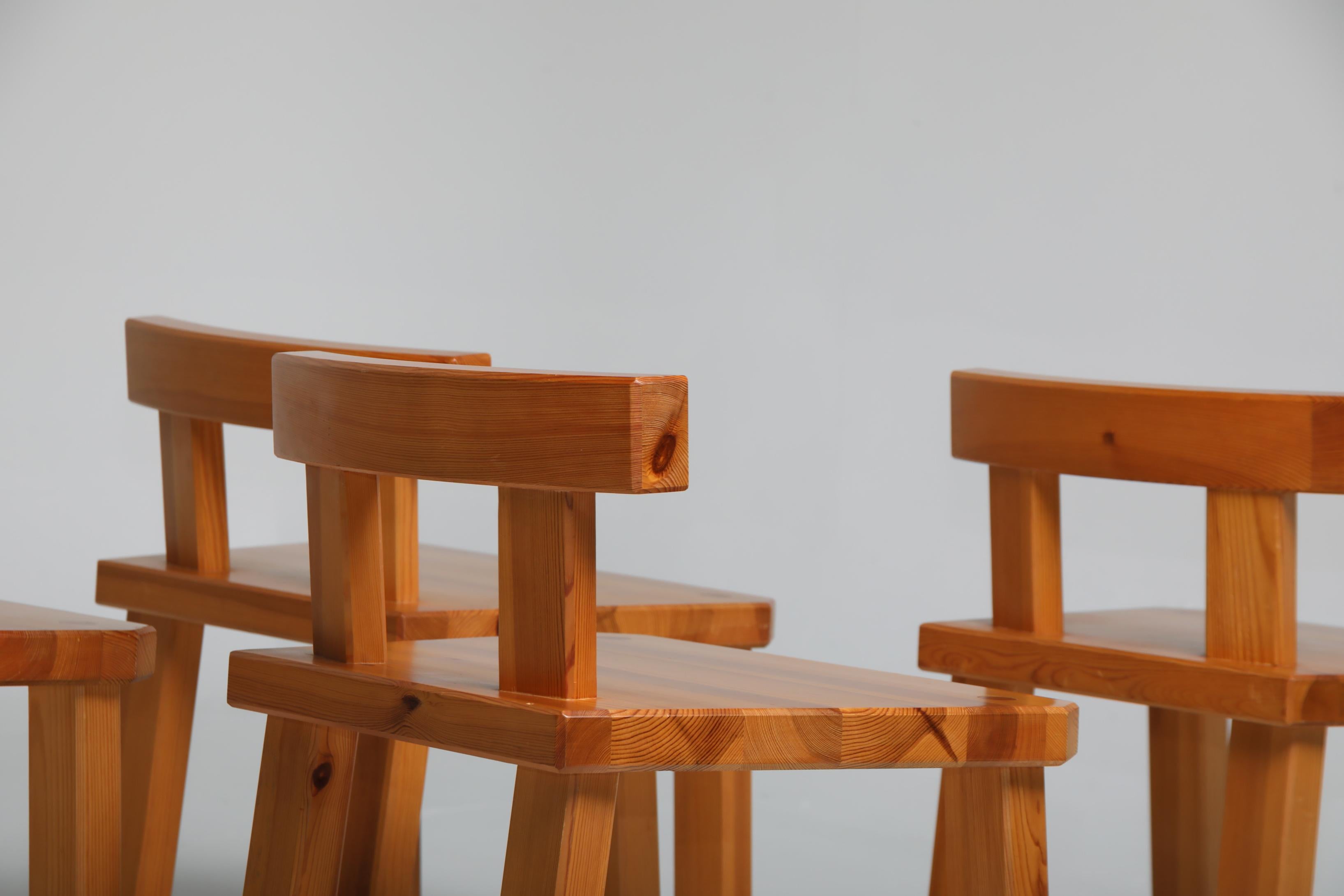 Milieu du XXe siècle Ensemble de quatre chaises en pin massif par Roland Wilhelmsson, Suède, années 1960 en vente