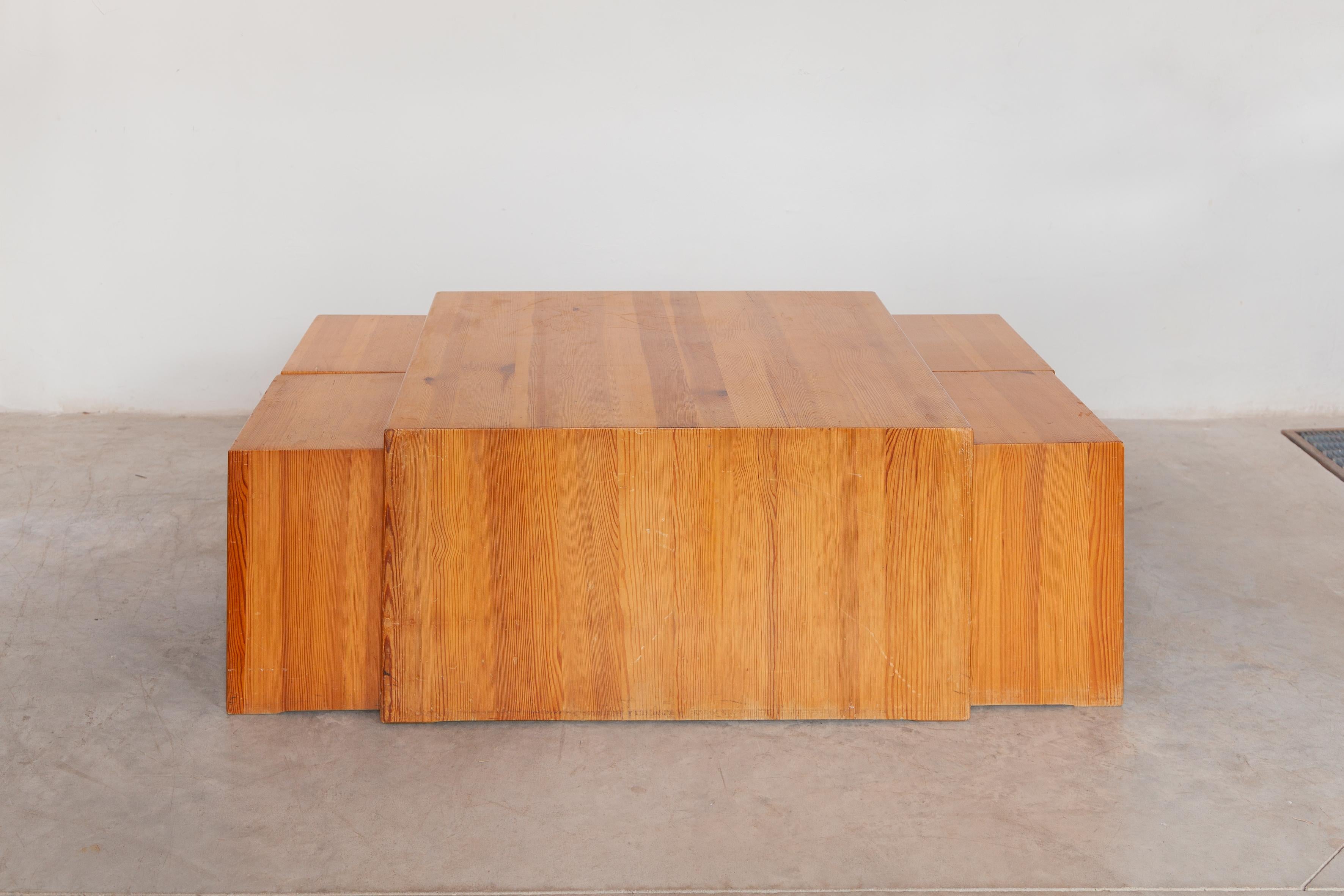 Mid-Century Modern Ensemble de quatre tabourets en pin massif et une table basse, 1970