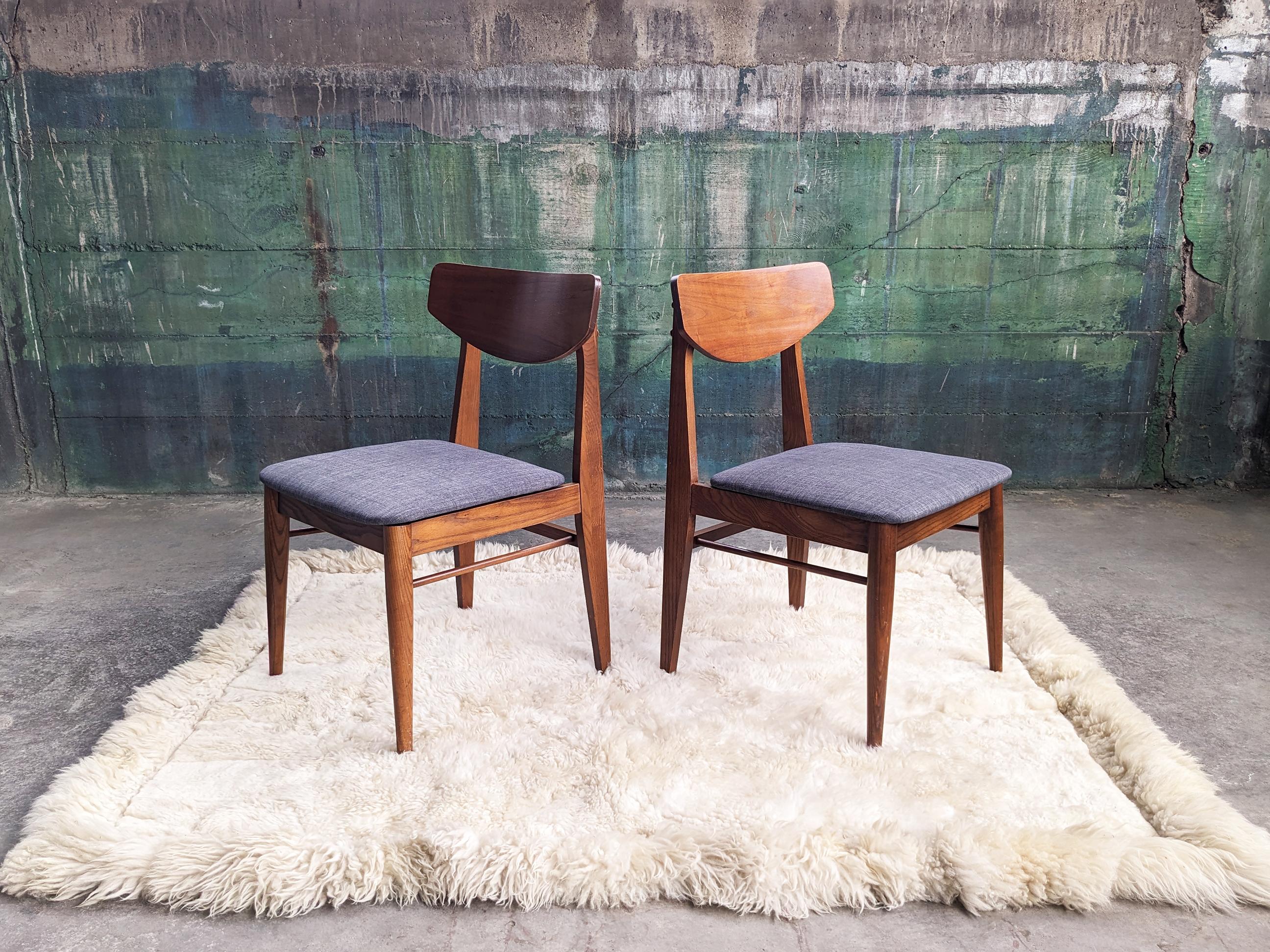 Ensemble de quatre chaises de salle à manger en bois massif pour Stanley Furniture par Paul Browning en vente 3