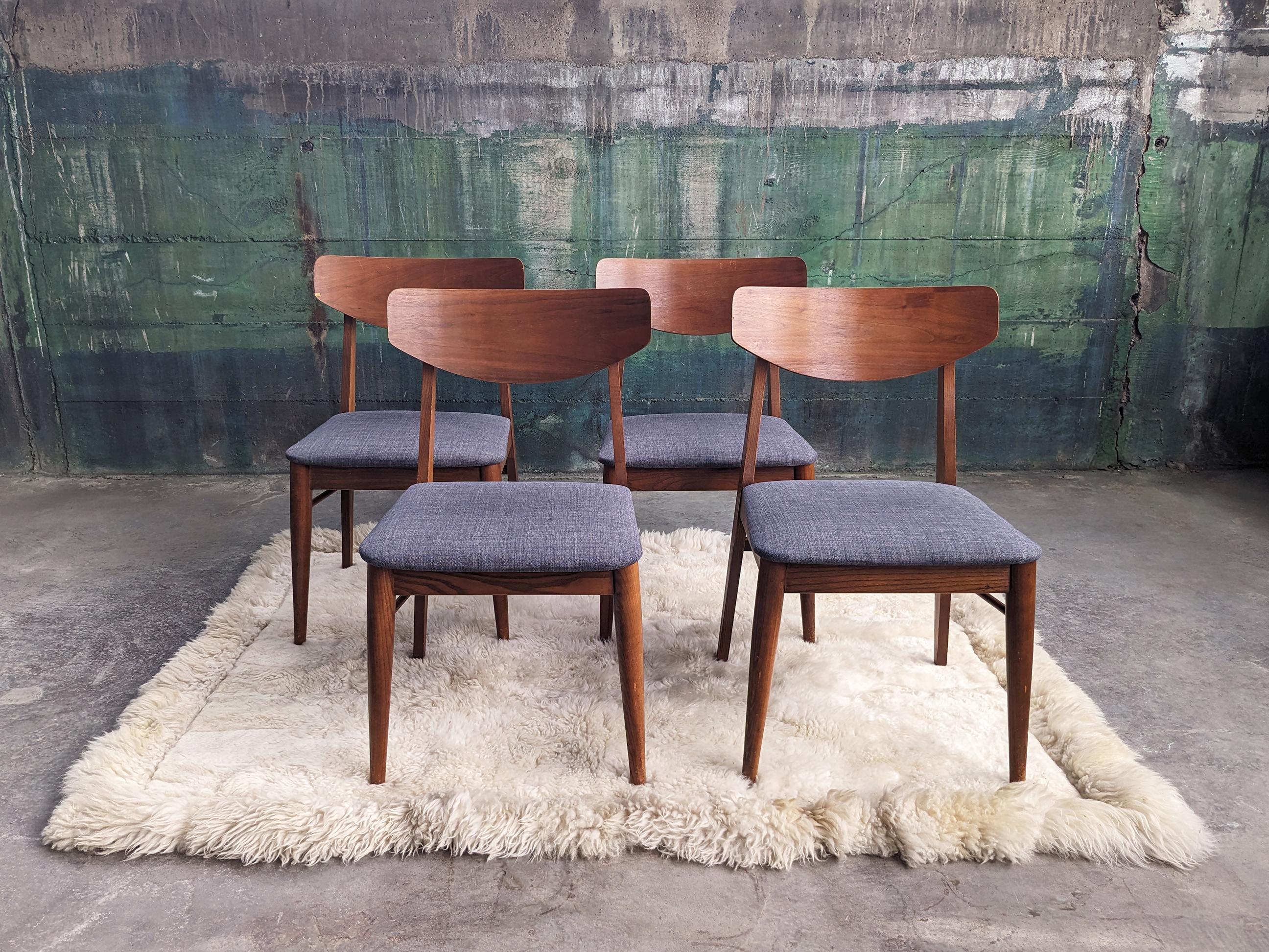 Schöner und sehr hochwertiger Satz von vier Esszimmerstühlen aus Nussbaumholz, für Stanley Furniture von Paul Browning, ca. 1960er Jahre.

Diese Stühle sind in ausgezeichnetem Vintage-Zustand und scheinen nur sehr wenig benutzt worden zu sein. Sie