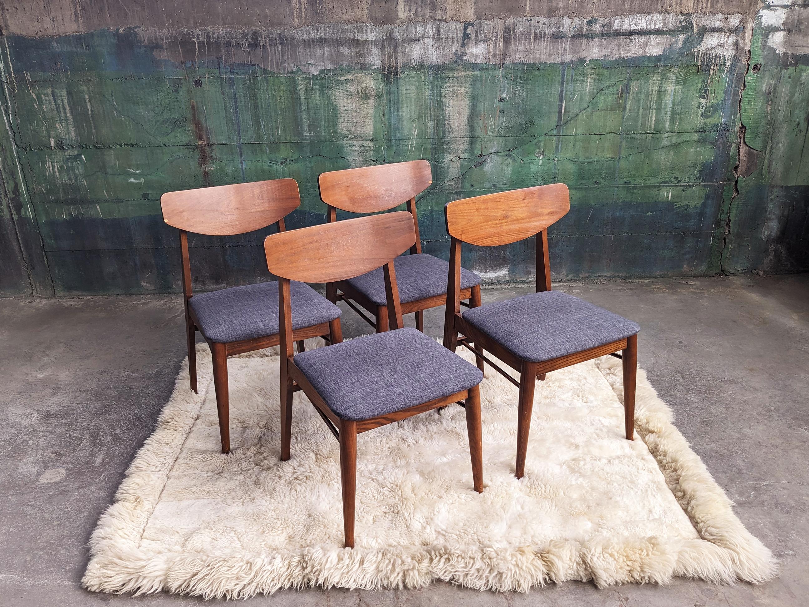 Mid-Century Modern Ensemble de quatre chaises de salle à manger en bois massif pour Stanley Furniture par Paul Browning en vente