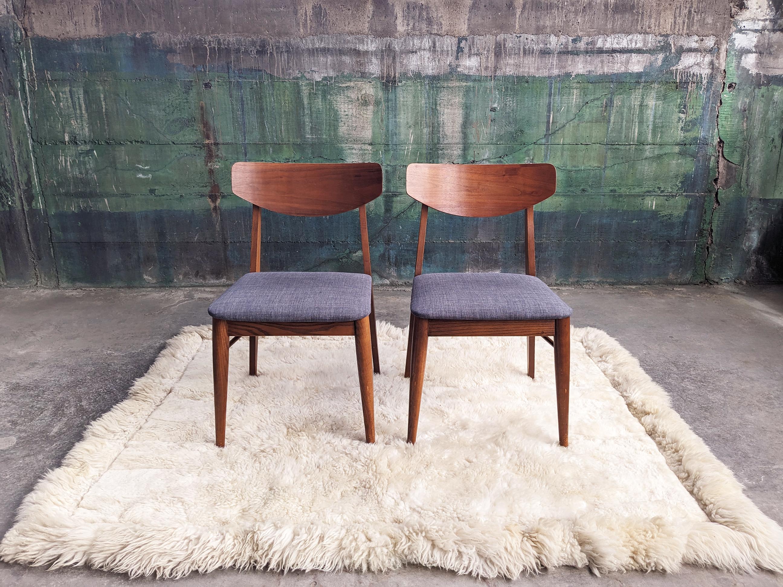 Américain Ensemble de quatre chaises de salle à manger en bois massif pour Stanley Furniture par Paul Browning en vente