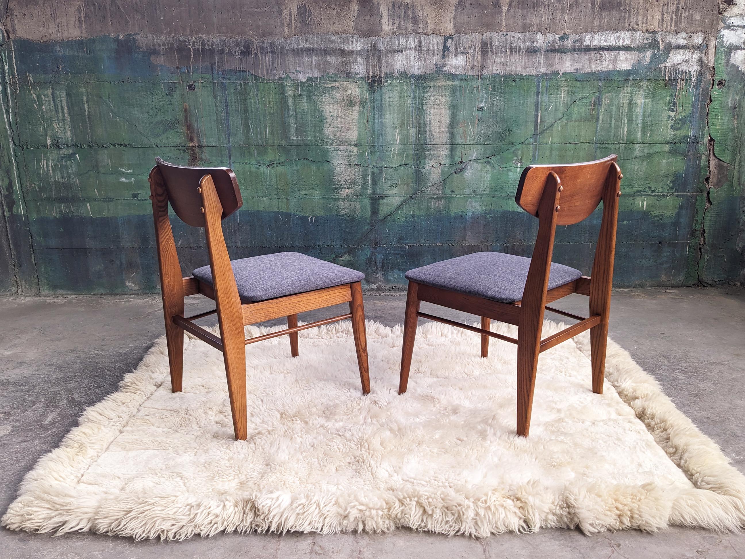 Noyer Ensemble de quatre chaises de salle à manger en bois massif pour Stanley Furniture par Paul Browning en vente