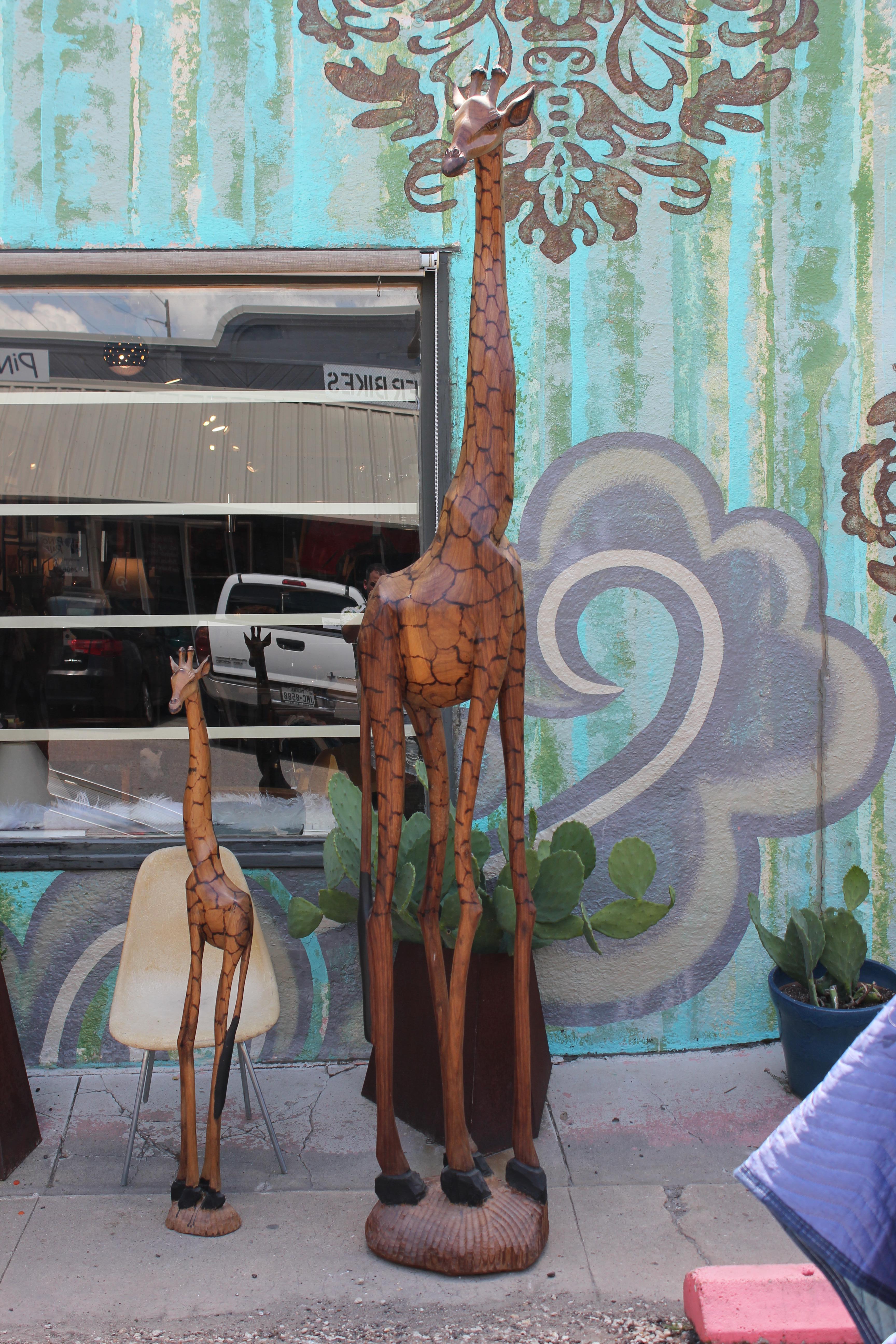 Set of Four South African Hand-Carved Giraffe Sculptures in a Variety of Sizes In Excellent Condition In Houston, TX