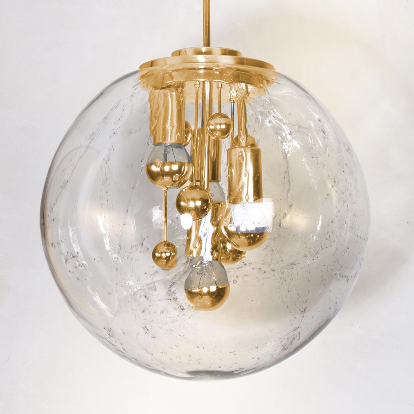 Nous proposons un ensemble étonnant et unique de grands luminaires de l'ère spatiale. Une lampe de table, deux lampadaires et un encastré. L'ensemble a été fabriqué par le fabricant allemand dans les années 1970. 

Ces sculptures lumineuses de