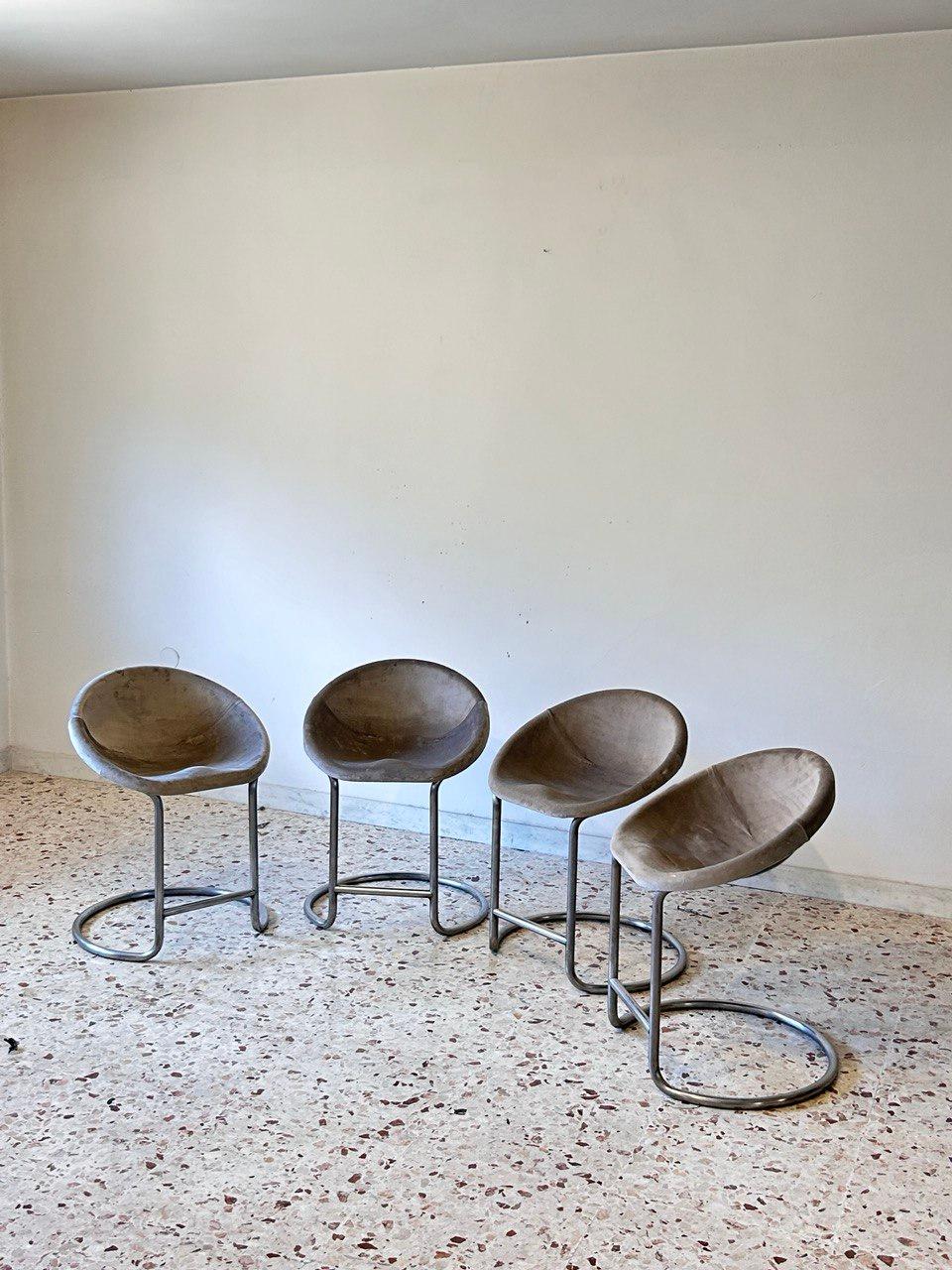 Magnificent set  vintage of 4 stools made of curved metal tubing and plastic frame seat covered with beige velvet (retouched new) 

ideal for enriching your spaces, usable as chairs 