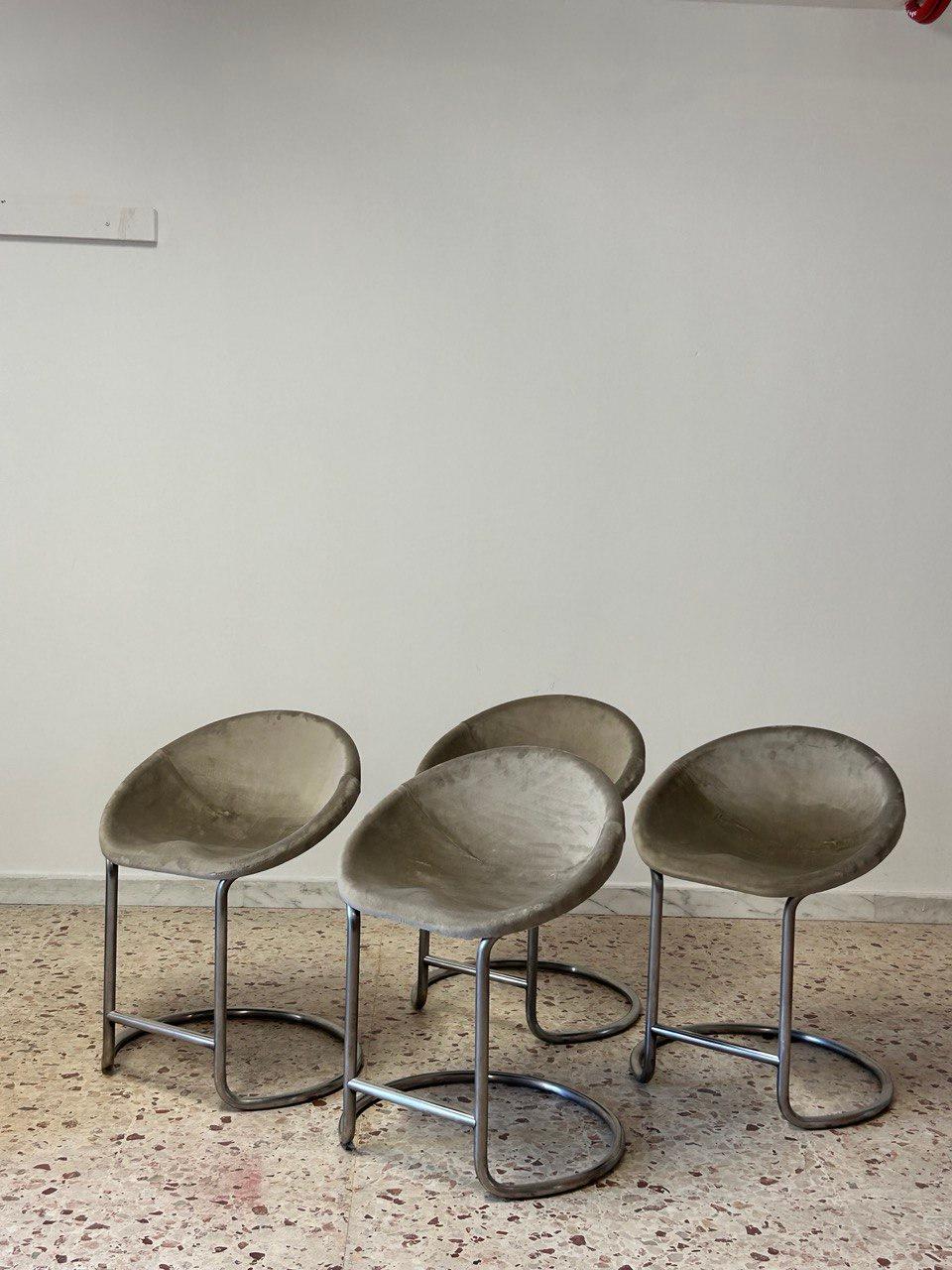 Set of four space age stools, Italy, 1960 c. In Excellent Condition For Sale In Vittoria, IT