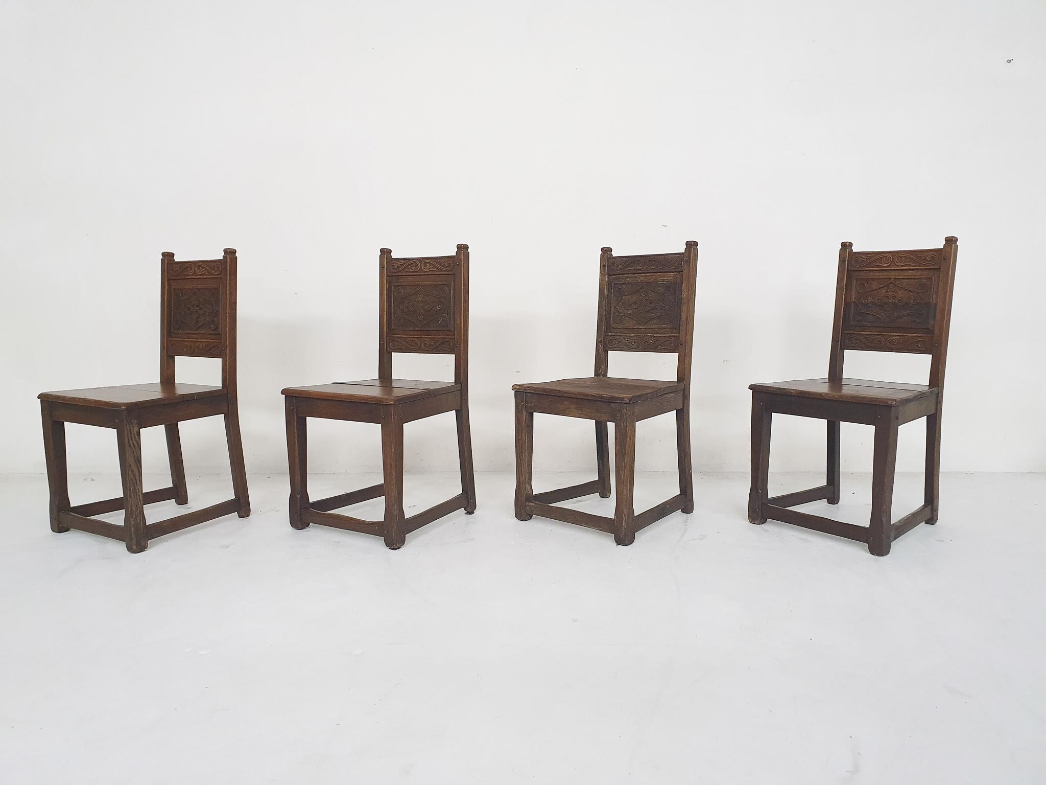 Satz von vier spanischen antiken Esszimmerstühlen, 1930er-Jahre (Spanisch) im Angebot