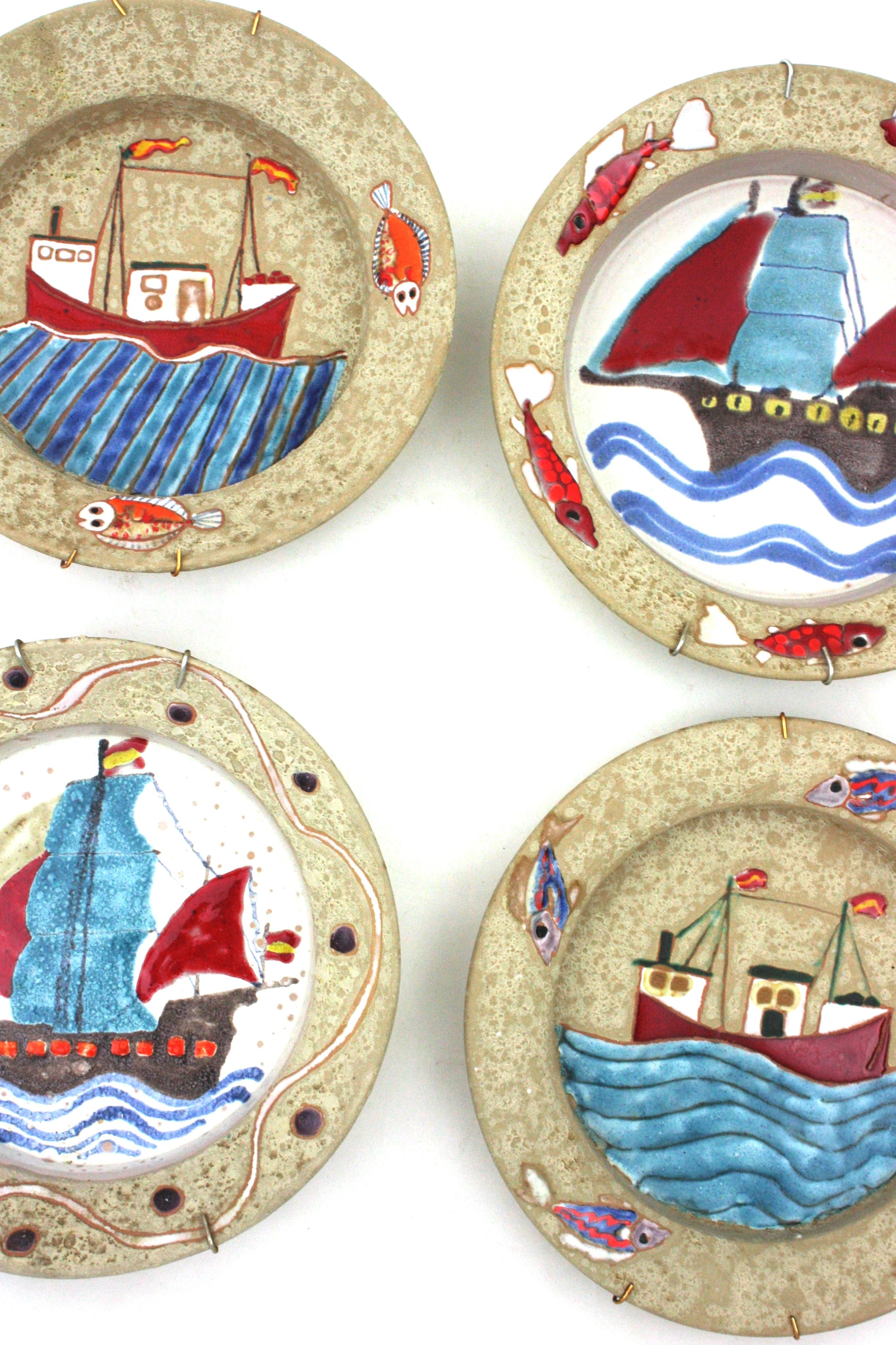 Vier glasierte Mid-Century-Modern-Wandteller aus Keramik, mehrfarbige Marine-Motive im Angebot 3
