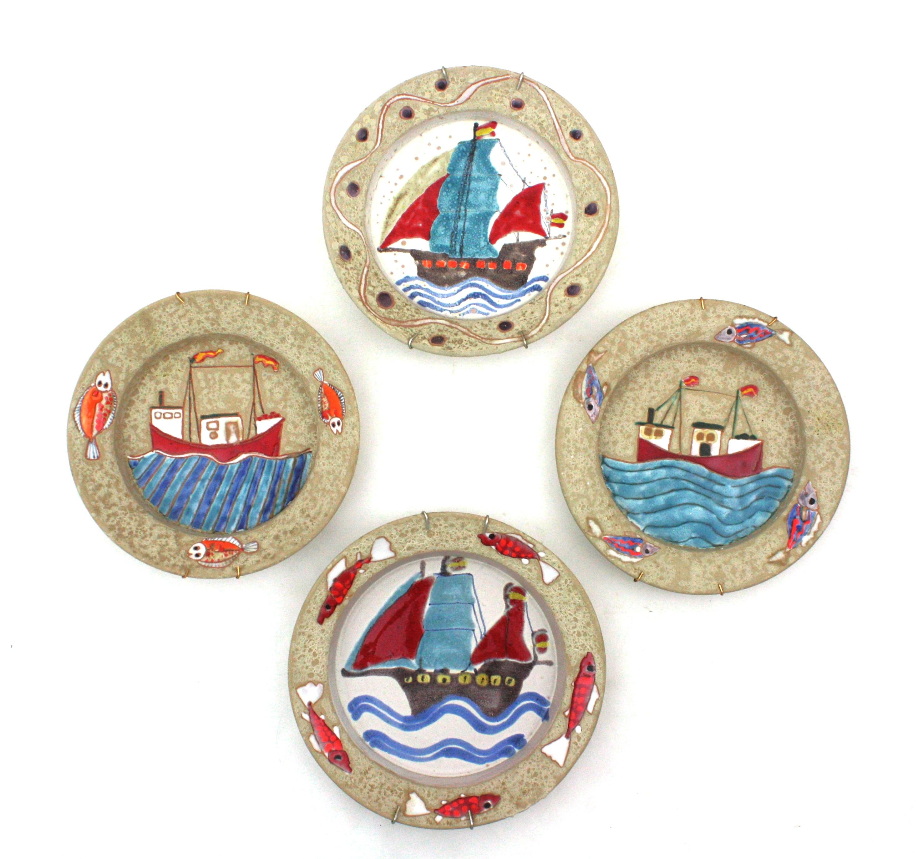Vier glasierte Mid-Century-Modern-Wandteller aus Keramik, mehrfarbige Marine-Motive im Angebot 4