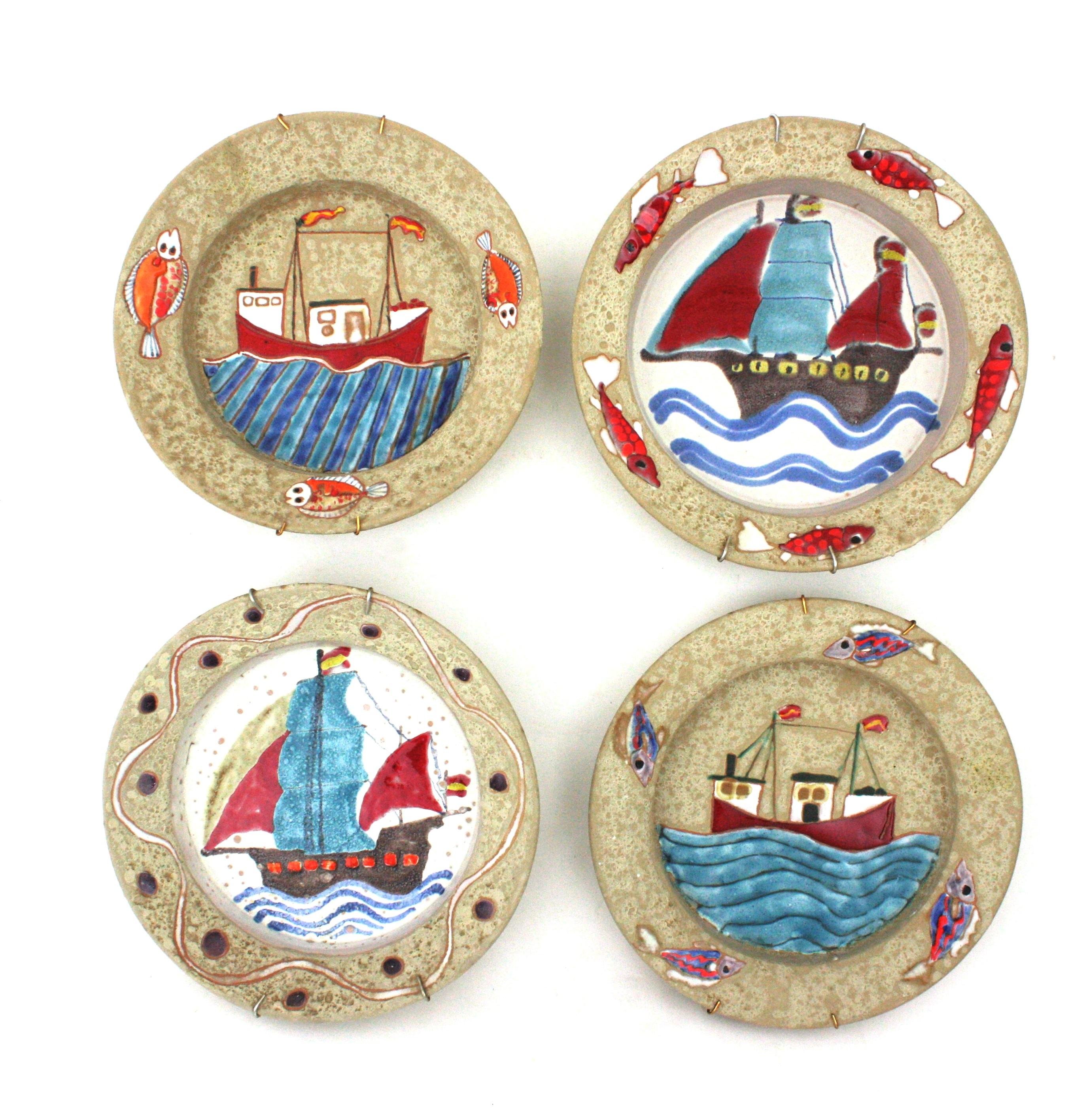 Wanddekoration mit maritimen Wandtellern, Terrakotta, Keramik, glasiert
Satz von vier glasierten Keramiktellern mit Segelschiffen und Marinedekoren, Spanien, 1970er Jahre.
Handbemalte Wandteller aus Terrakotta mit glasierter Keramikoberfläche. Jedes