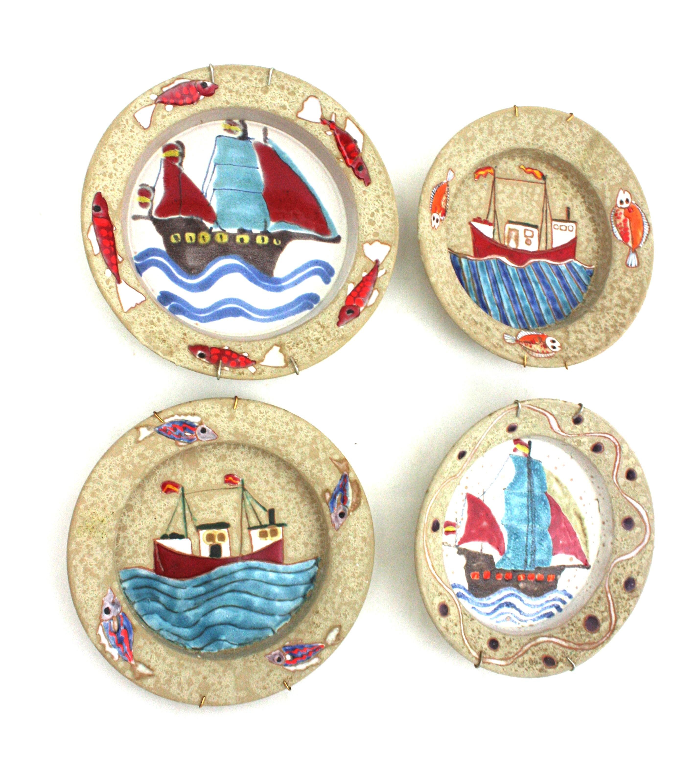 Vier glasierte Mid-Century-Modern-Wandteller aus Keramik, mehrfarbige Marine-Motive (20. Jahrhundert) im Angebot