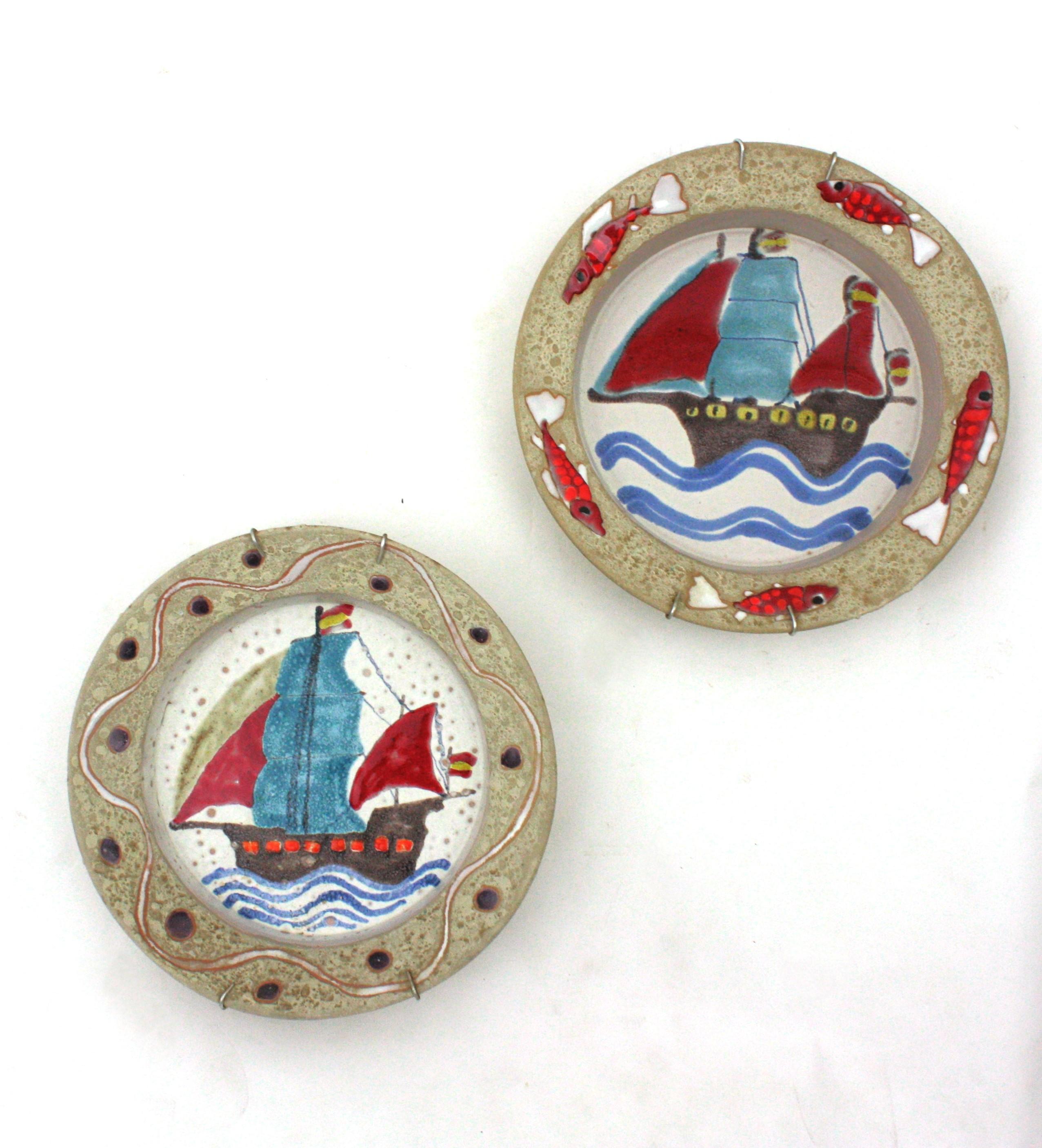 Vier glasierte Mid-Century-Modern-Wandteller aus Keramik, mehrfarbige Marine-Motive im Angebot 1