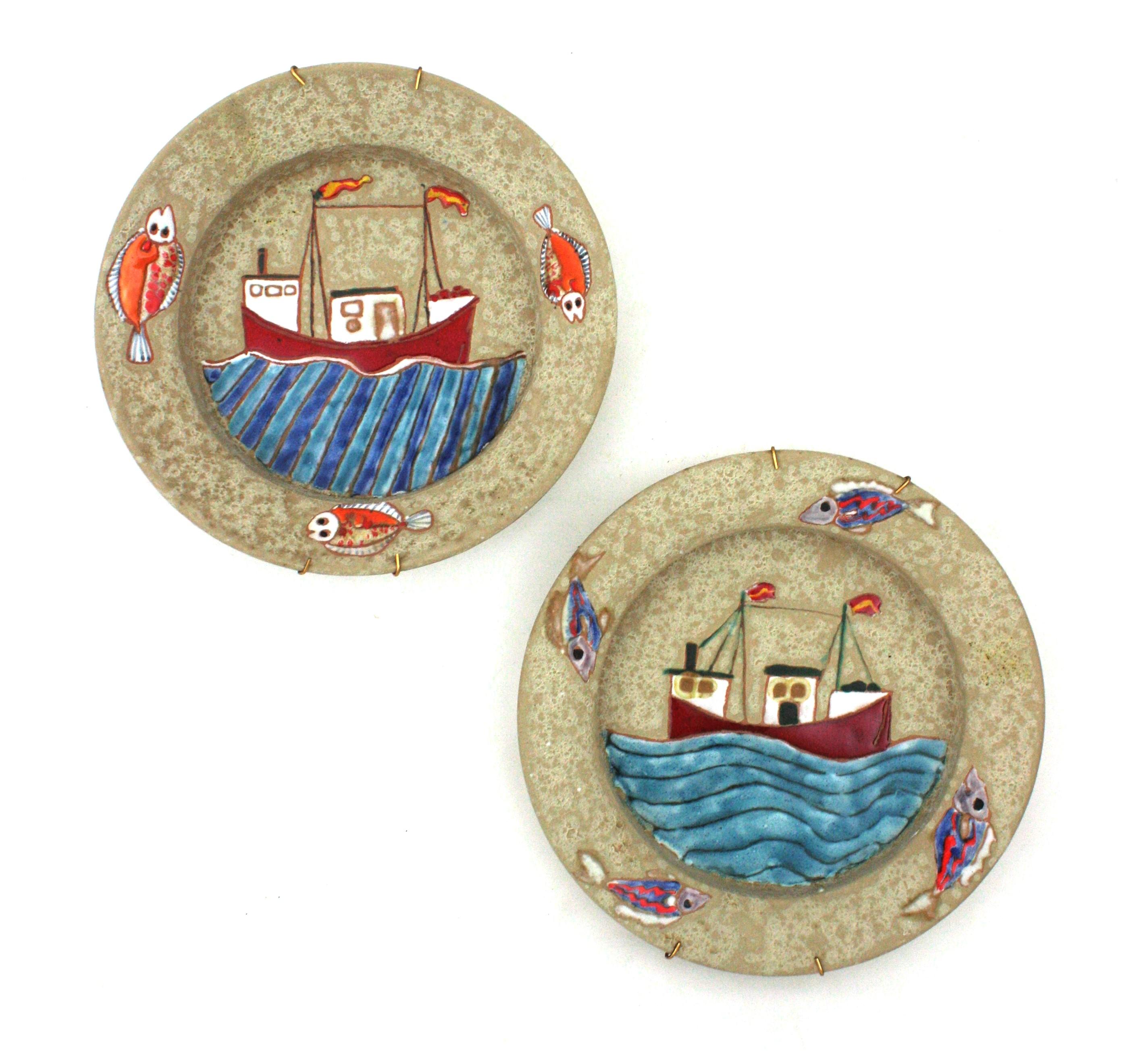 Vier glasierte Mid-Century-Modern-Wandteller aus Keramik, mehrfarbige Marine-Motive im Angebot 2