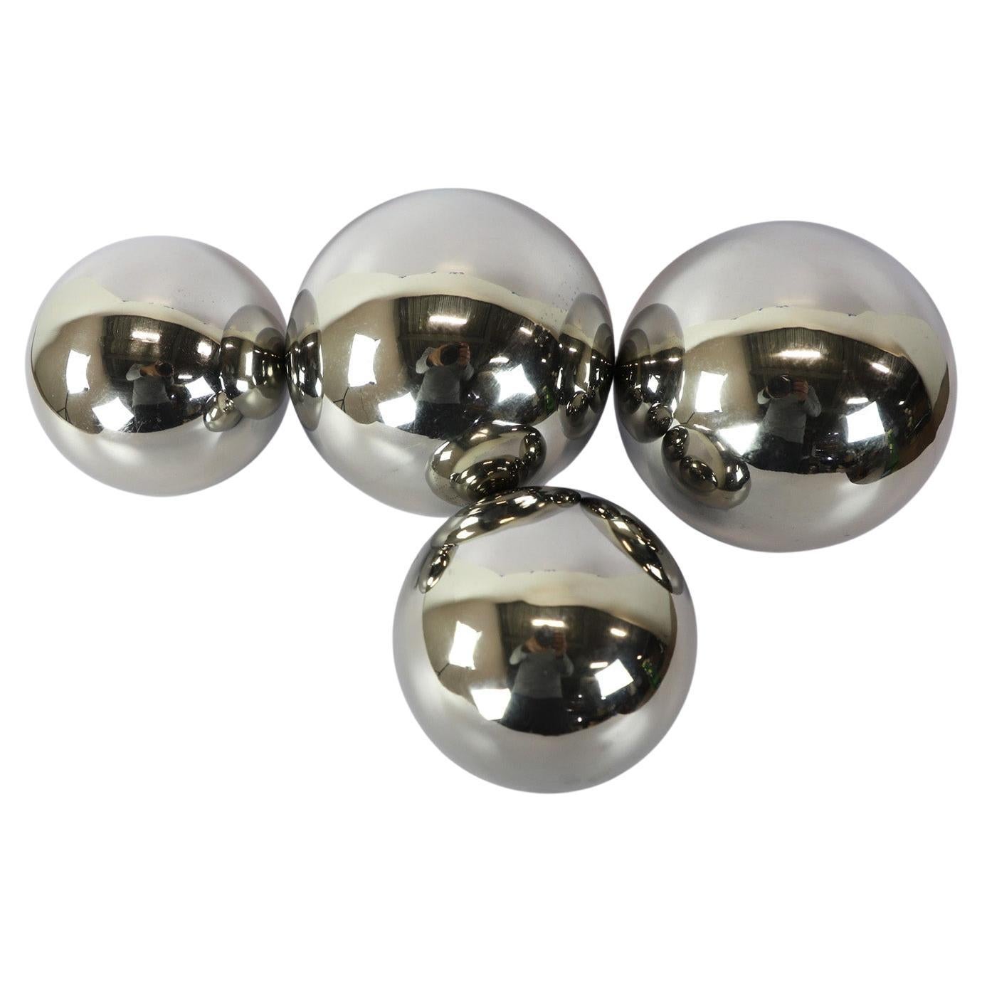 Set di quattro sfere del 1990 circa in metallo cromato firmato da Diego Matthai in vendita