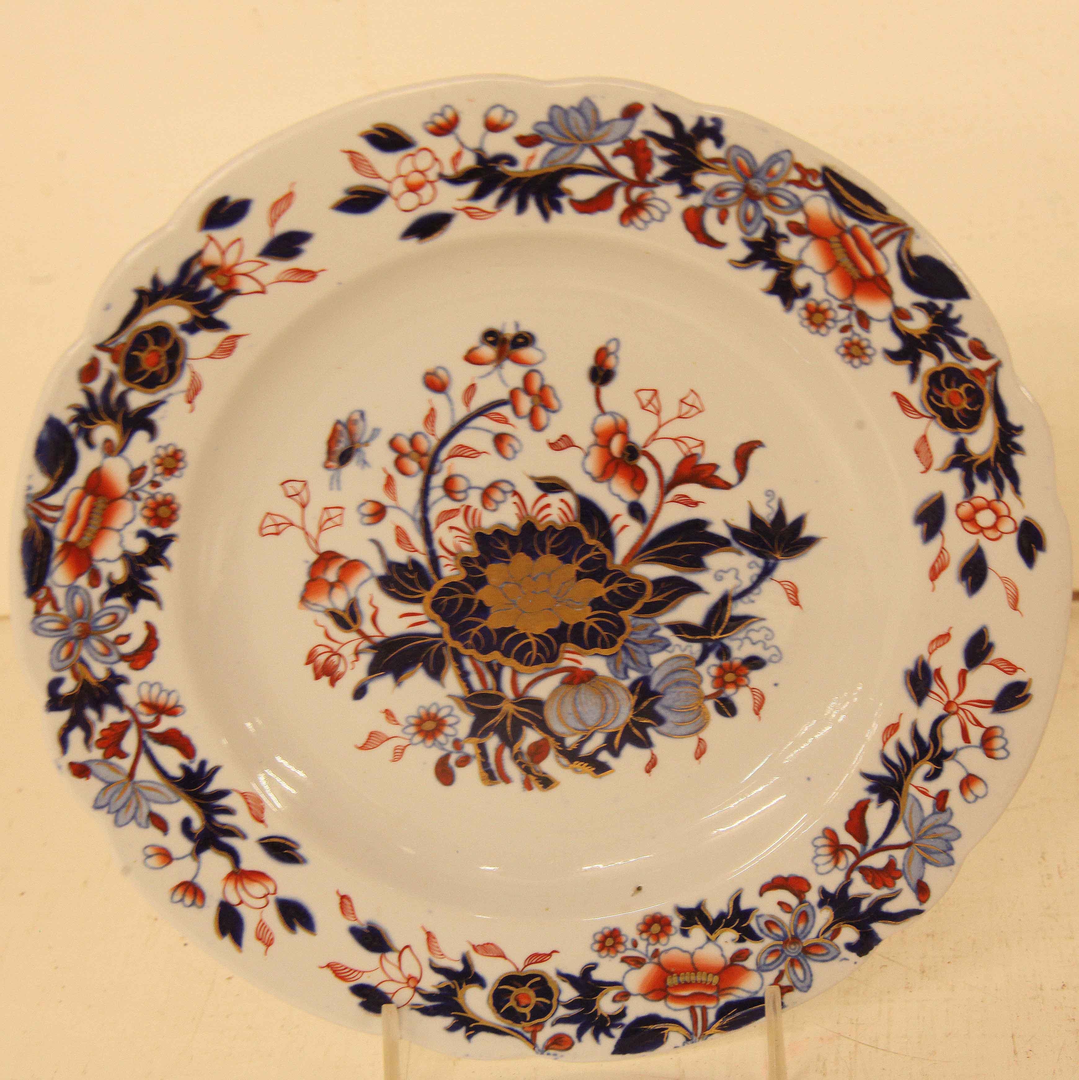 Ensemble de quatre assiettes ''NEW STONE'' de Spode, le bord avec des rebords à fossettes,  bordure décorée de fleurs et de feuillages stylisés  Le centre de l'œuvre présente des motifs similaires à plus grande échelle, ainsi qu'une mouche dragon, 
