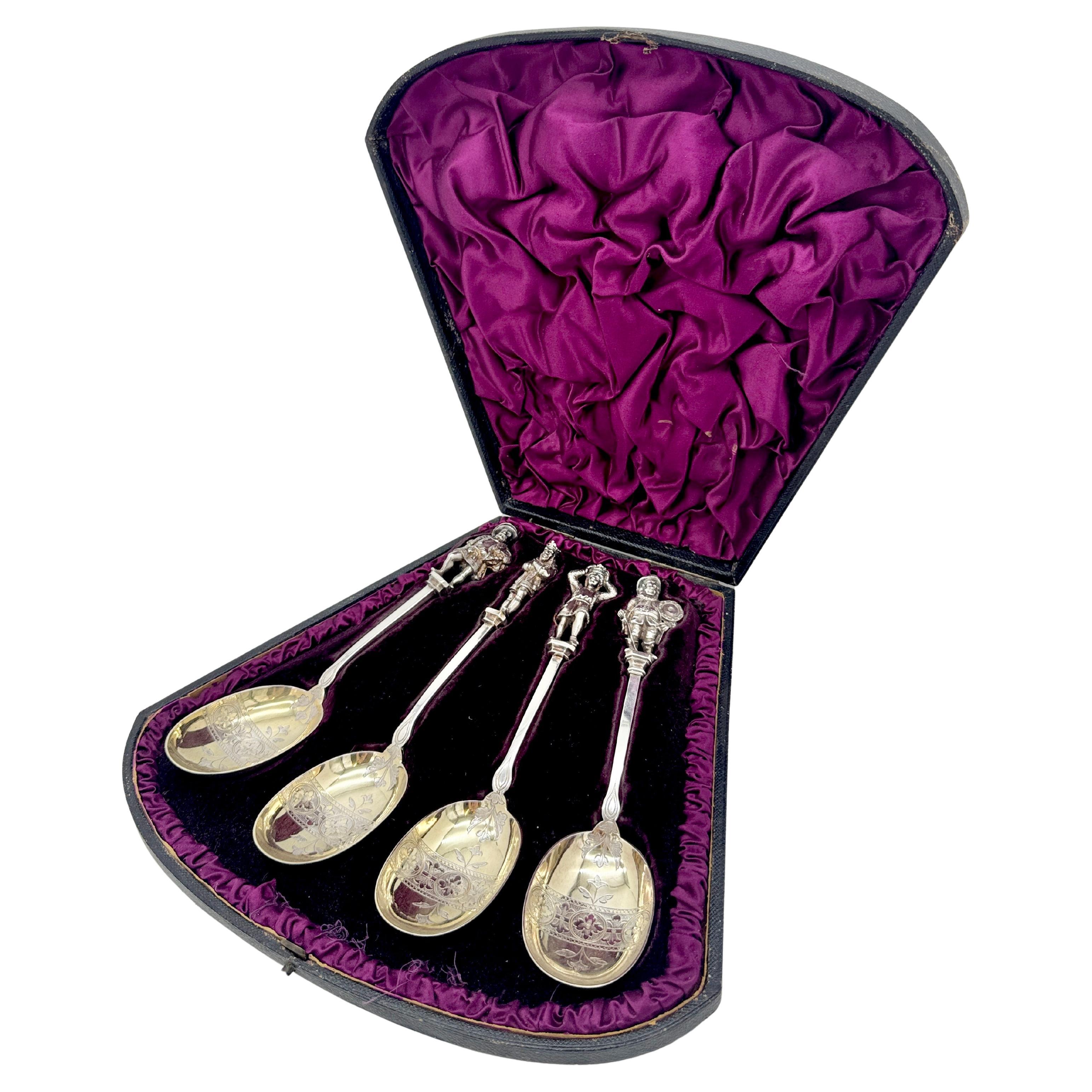 Ensemble de quatre cuillères avec figures de Shakespeare
