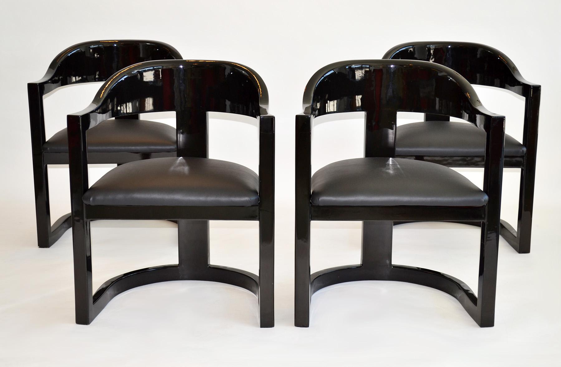 Satz von vier Springer-Esszimmerstühlen im Onassis-Stil aus lackiertem Ziegenleder von Garcel
Diese in den 1980er Jahren für Jimeco Ltda entworfenen Stühle verströmen einen Hauch von Raffinesse und Luxus. Das schlichte, minimalistische Design ist