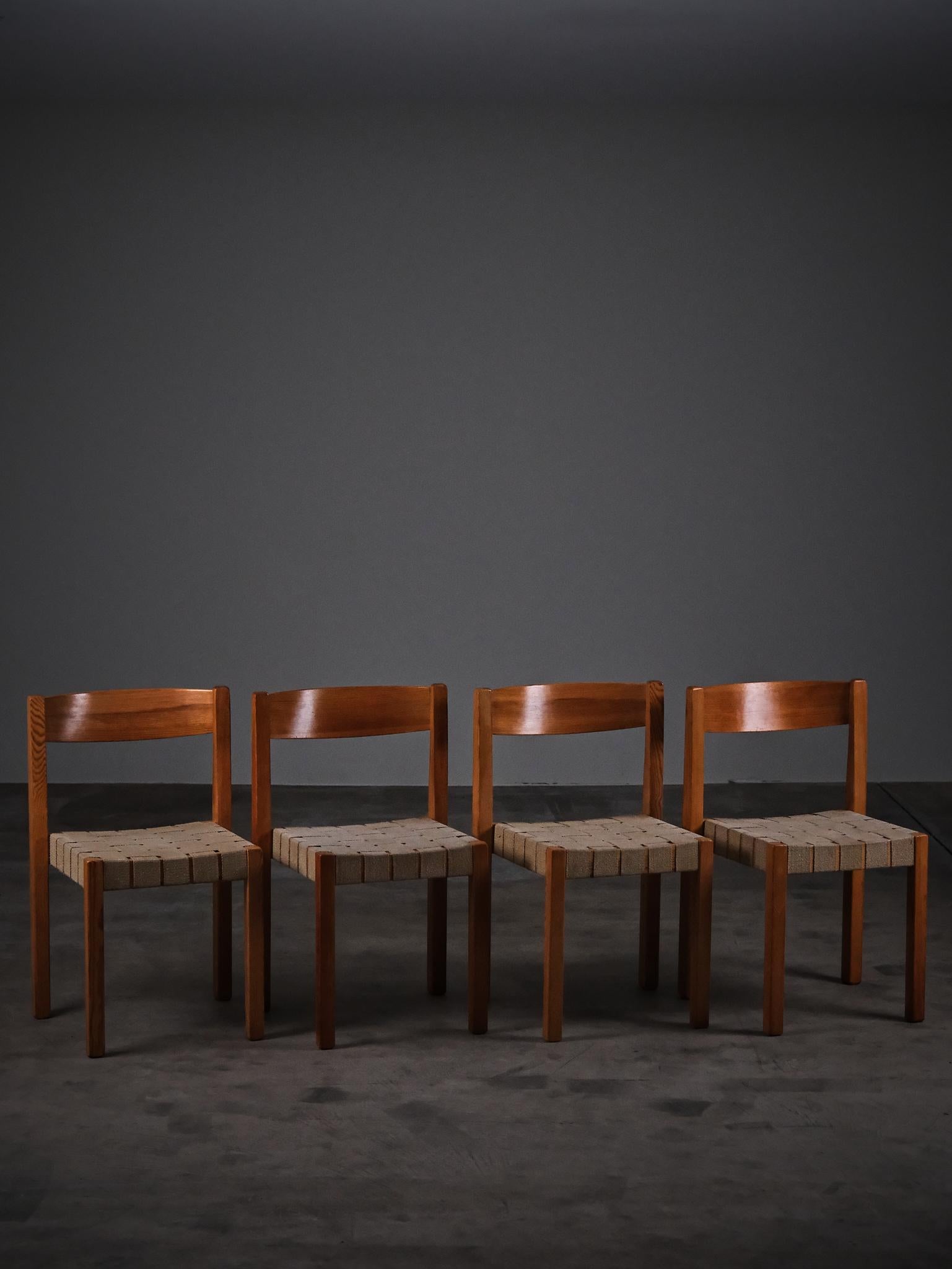 Un distintivo conjunto de cuatro sillas apilables, modelo S 312, diseñado por Axel Larsson para Balzar Beskow en la década de 1970. Ejecutadas en pino macizo con asientos tejidos en cincha de silla de montar natural, las sillas ponen de relieve la