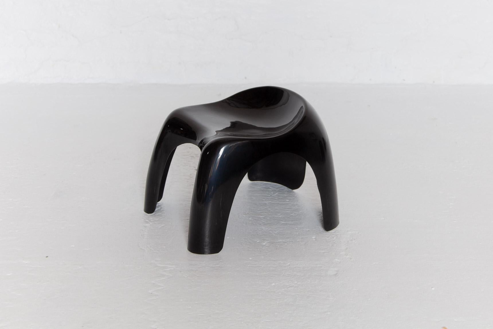 Satz von vier Artemide Efebo Efebino Sitzmöbeln, entworfen von Stacy Duke. Wunderschön skulptural gestaltete Kinderhocker aus schwarzem Kunststoff, auch für Erwachsene geeignet, sehr stabil, gestempeltes Label Artemide, Italien.

Abmessungen: