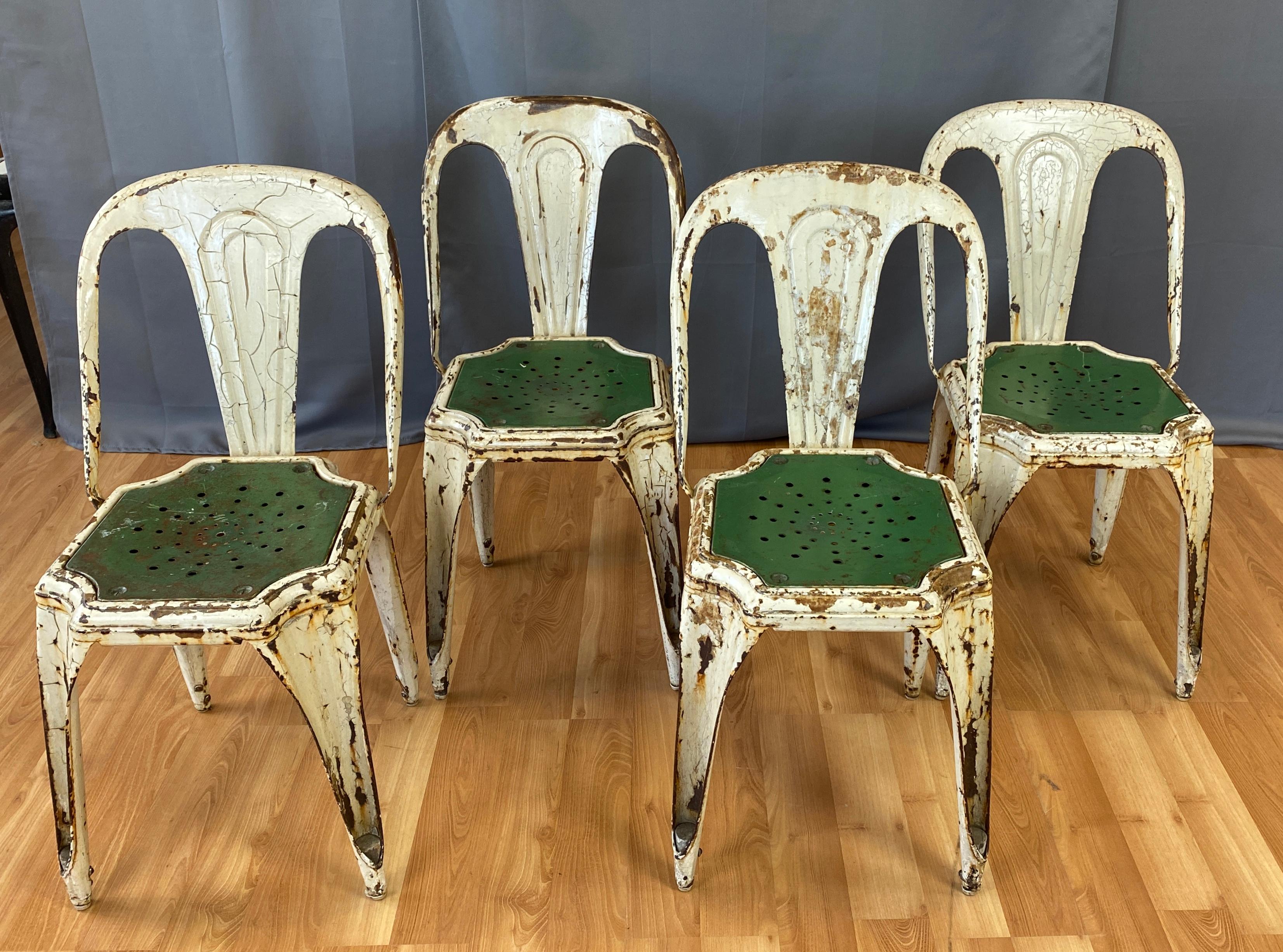 Milieu du XXe siècle Ensemble de quatre chaises bistro industrielles empilables par Fibrocit of Belgium en vente