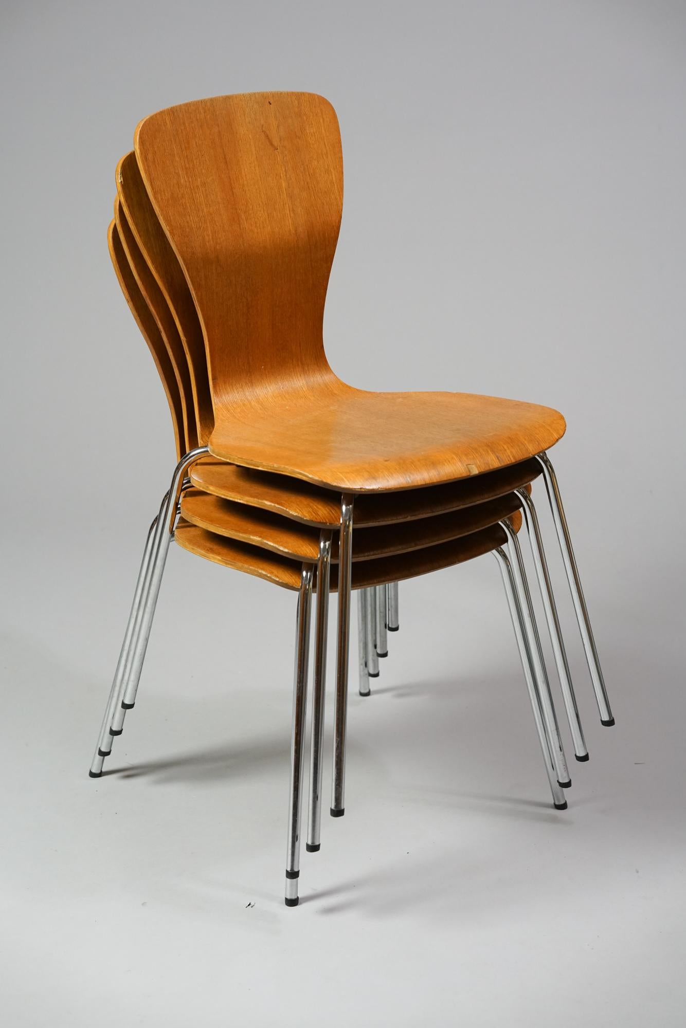 Ensemble de quatre chaises empilables modèle Nikke de Tapio Wirkkala pour Asko datant des années 1950. Teck avec structure en métal. Bon état vintage, usure mineure correspondant à l'âge et à l'utilisation. Marqué sur le fond. Design/One classique