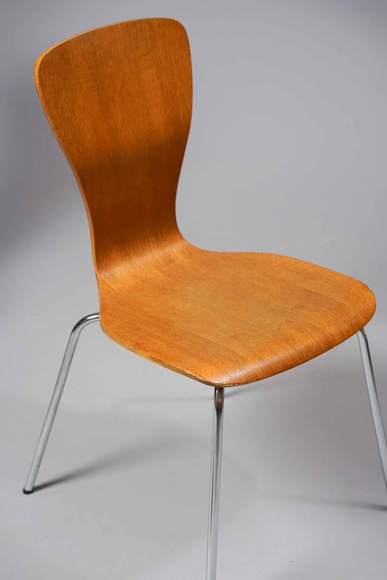 Scandinave moderne Ensemble de quatre chaises empilables modèle Nikke par Tapio Wirkkala pour Asko, années 1950 en vente