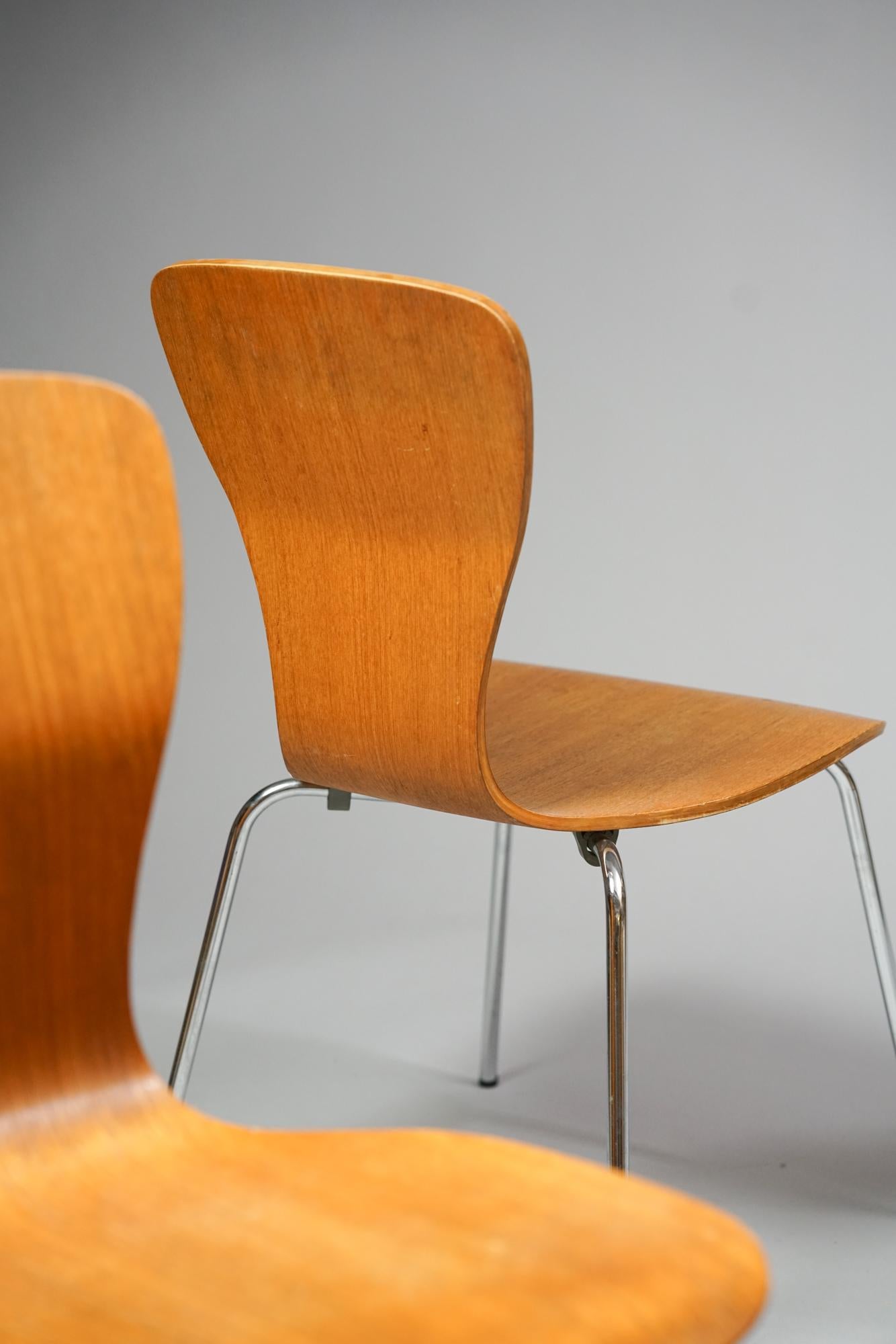 Satz von vier stapelbaren Nikke-Stühlen Modell Nikke von Tapio Wirkkala für Asko, 1950er Jahre im Zustand „Gut“ im Angebot in Helsinki, FI