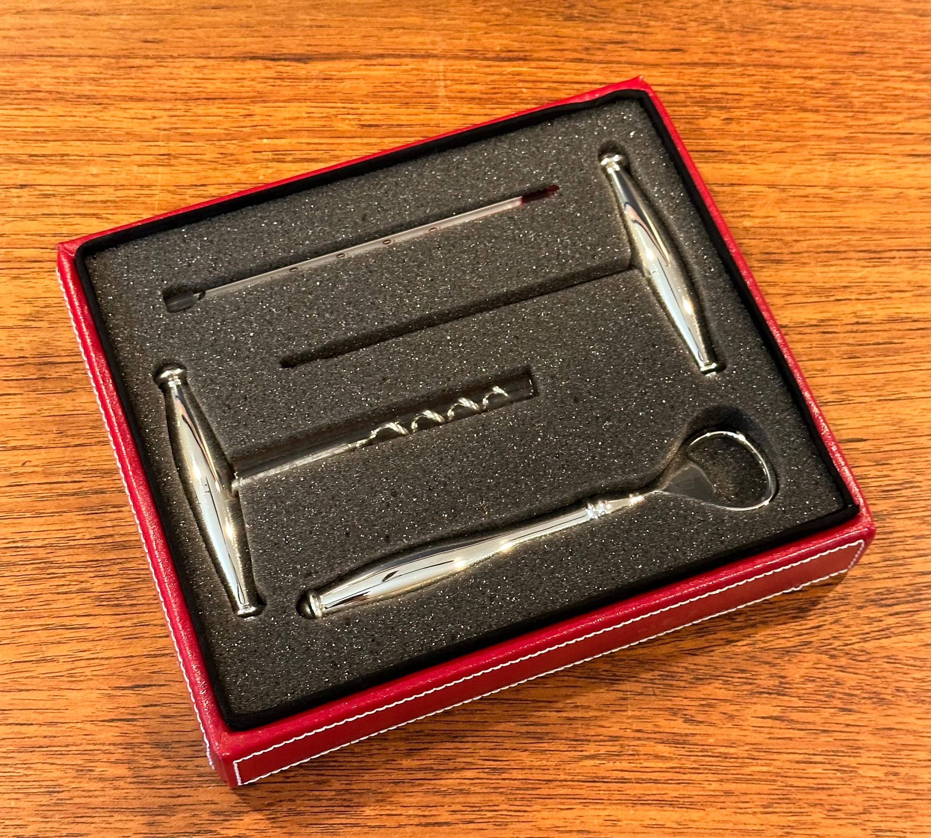 Set von vier Edelstahl-Bar-/Weinbesteck-/Weinwerkzeugen in Ledergehäuse von Wolf Designs im Zustand „Hervorragend“ im Angebot in San Diego, CA