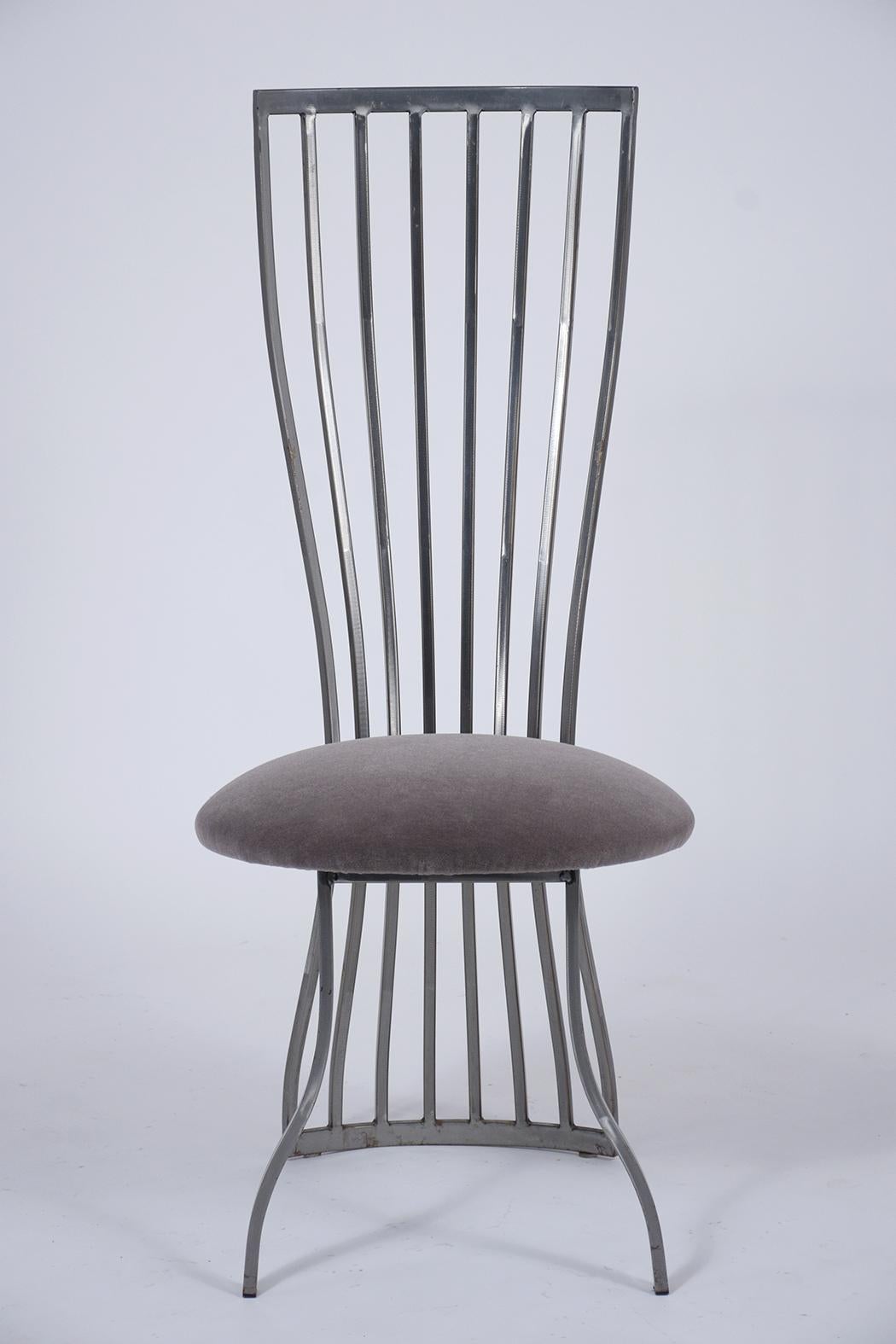 Mid-Century Modern Quatre chaises de salle à manger tapissées en métal en vente