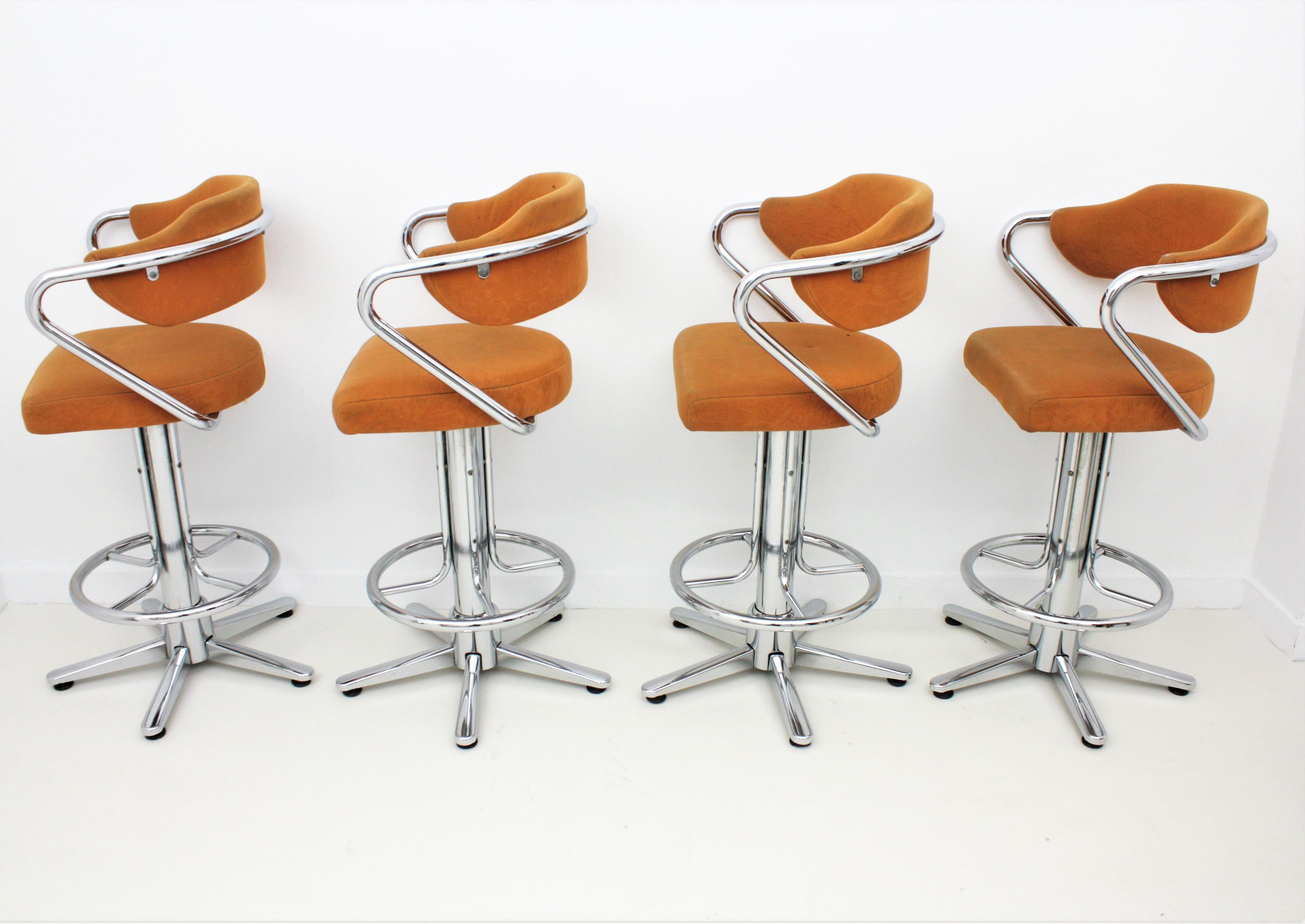 Set of four chromed steel swivel bar stools with arms, Spain, 1970s.
These bar stools with arms are very comfortable with their soft seats, backs, arms and circular footrests. They have a five footed base.
Very well constructed, strong structure