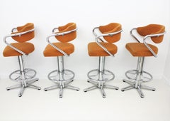 Satz von vier drehbaren Barhockern aus Stahl mit Armlehnen:: Spanien:: 1970er Jahre