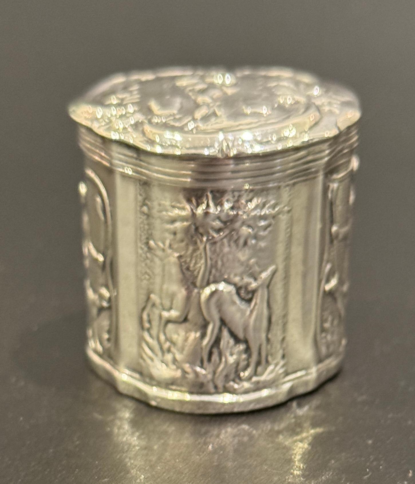 Colección de cuatro cajas decoradas con repujado de esterlina y plata en venta 4