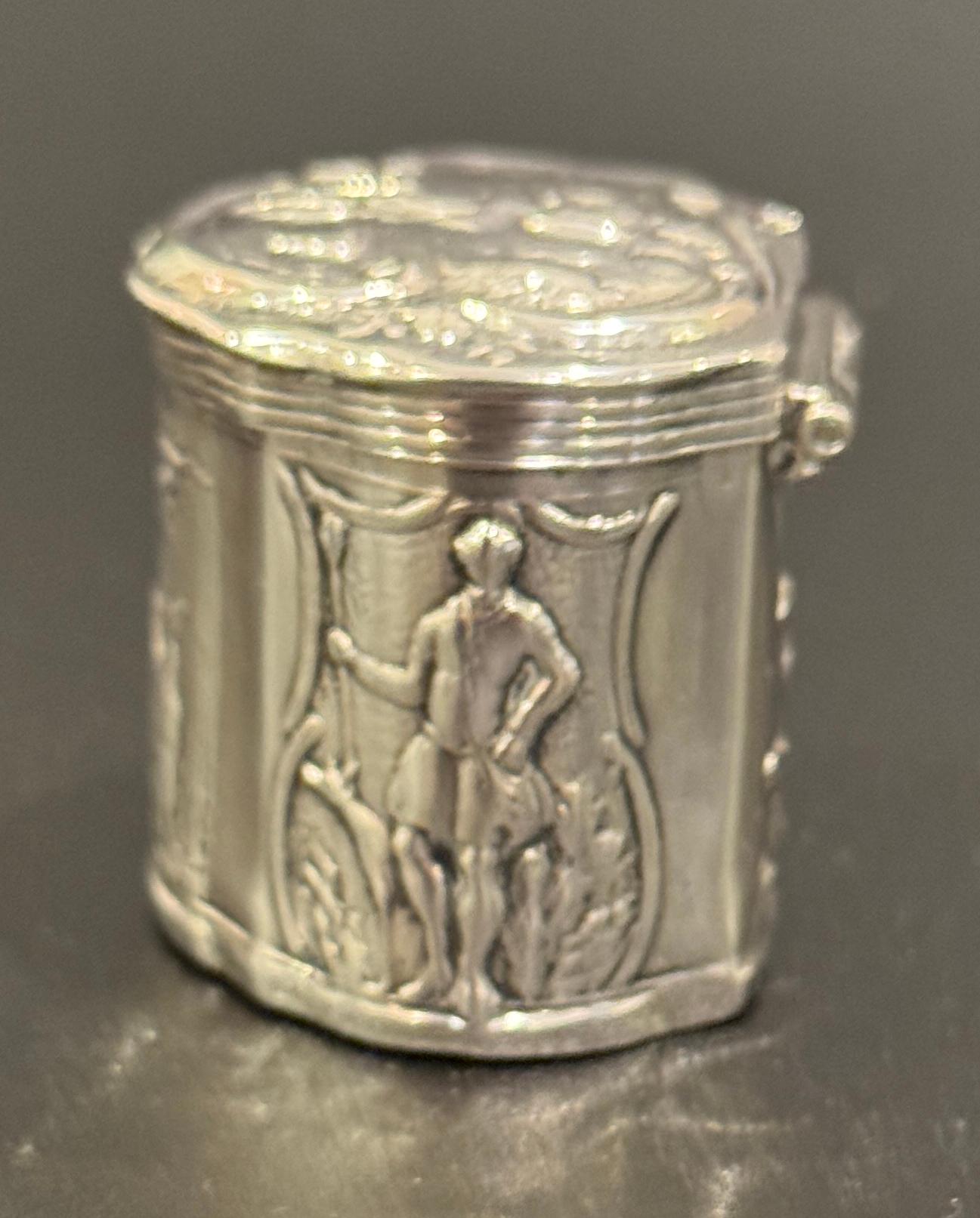 Colección de cuatro cajas decoradas con repujado de esterlina y plata en venta 5