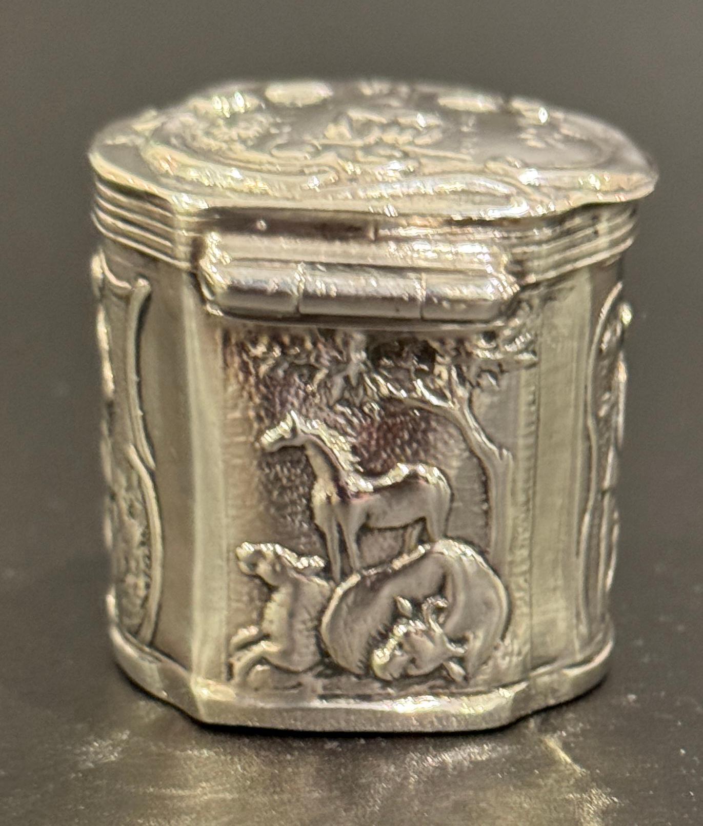 Colección de cuatro cajas decoradas con repujado de esterlina y plata en venta 6