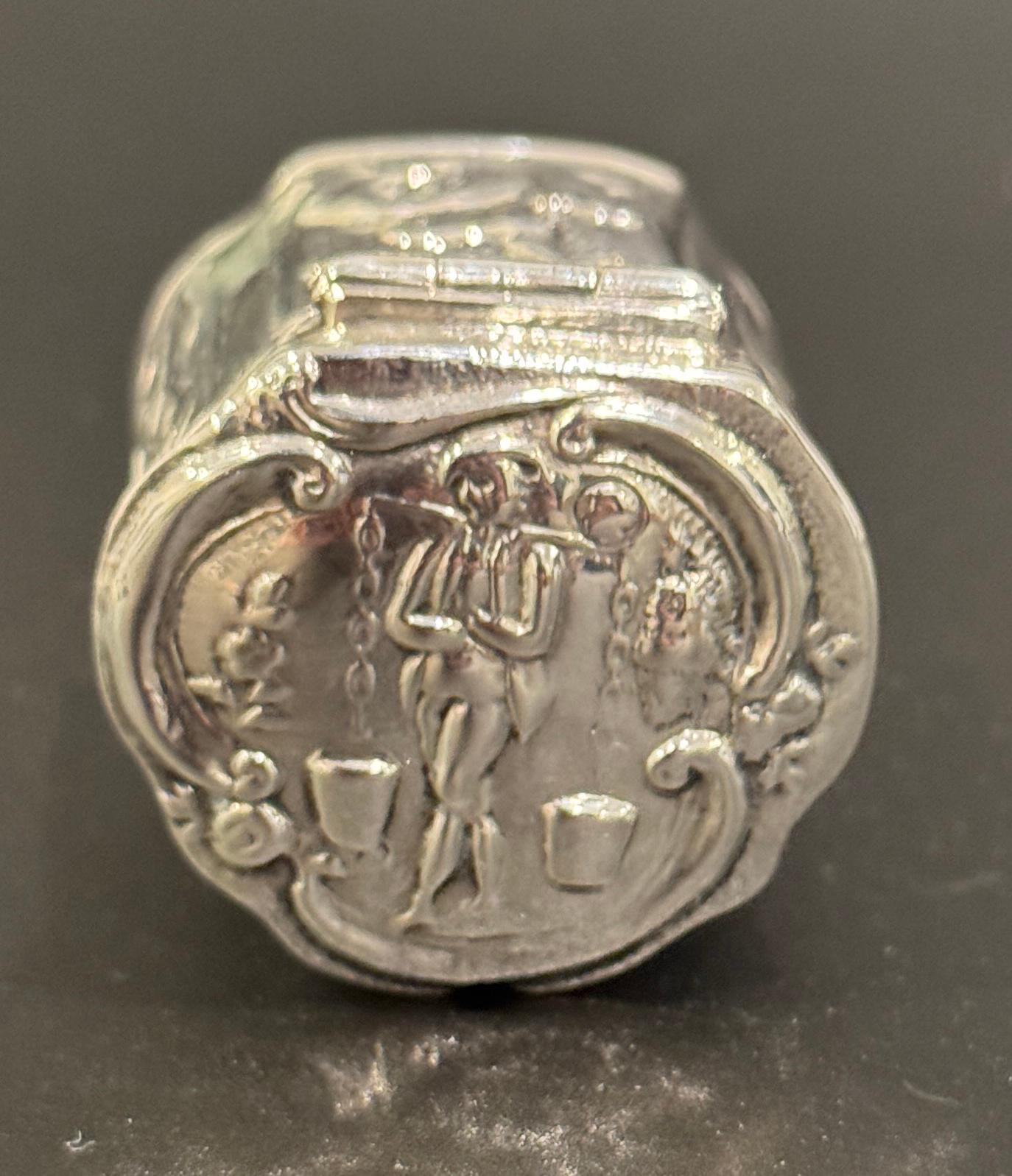 Colección de cuatro cajas decoradas con repujado de esterlina y plata en venta 7