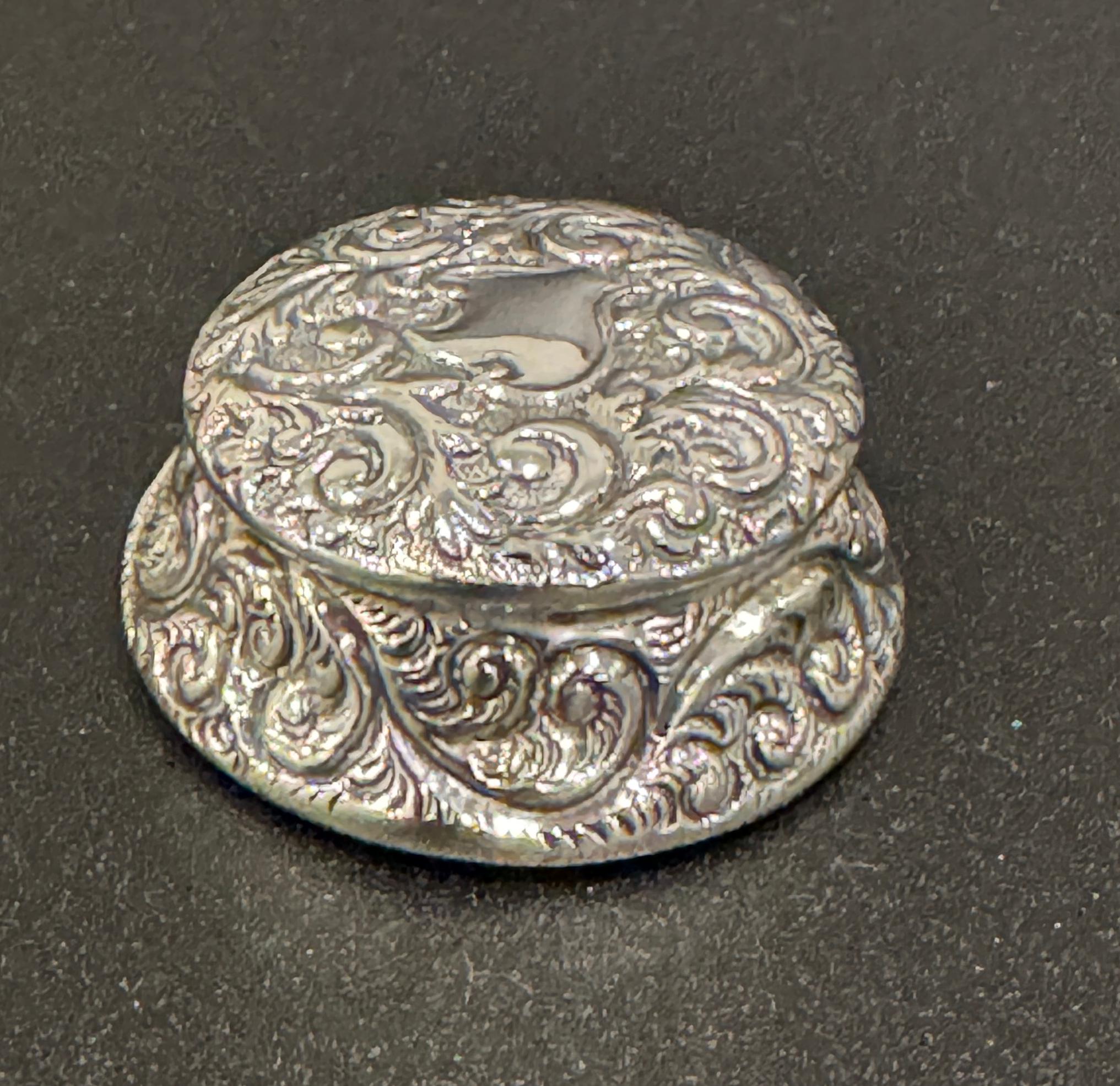 Colección de cuatro cajas decoradas con repujado de esterlina y plata en venta 9