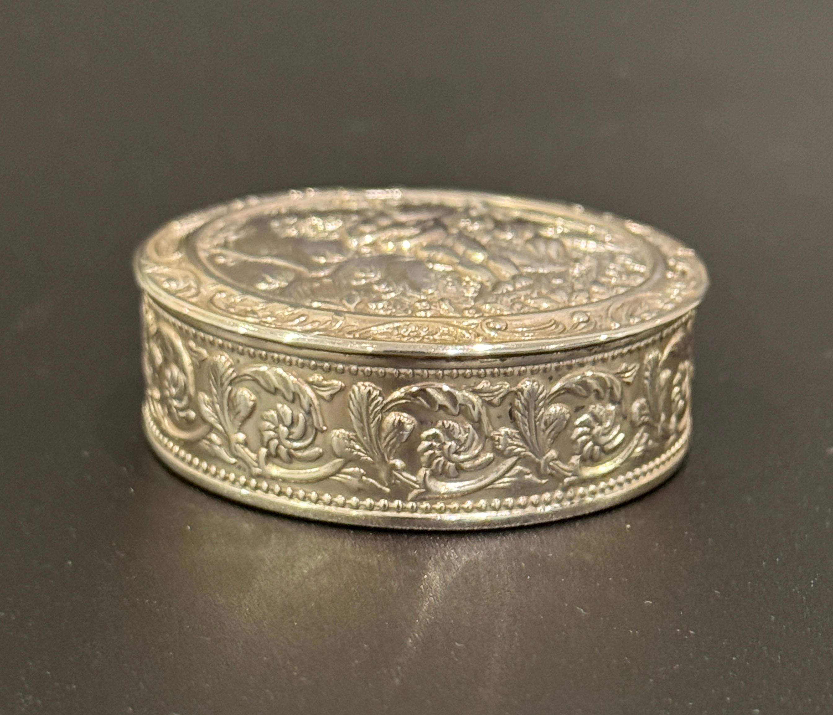 Colección de cuatro cajas decoradas con repujado de esterlina y plata Desconocido en venta