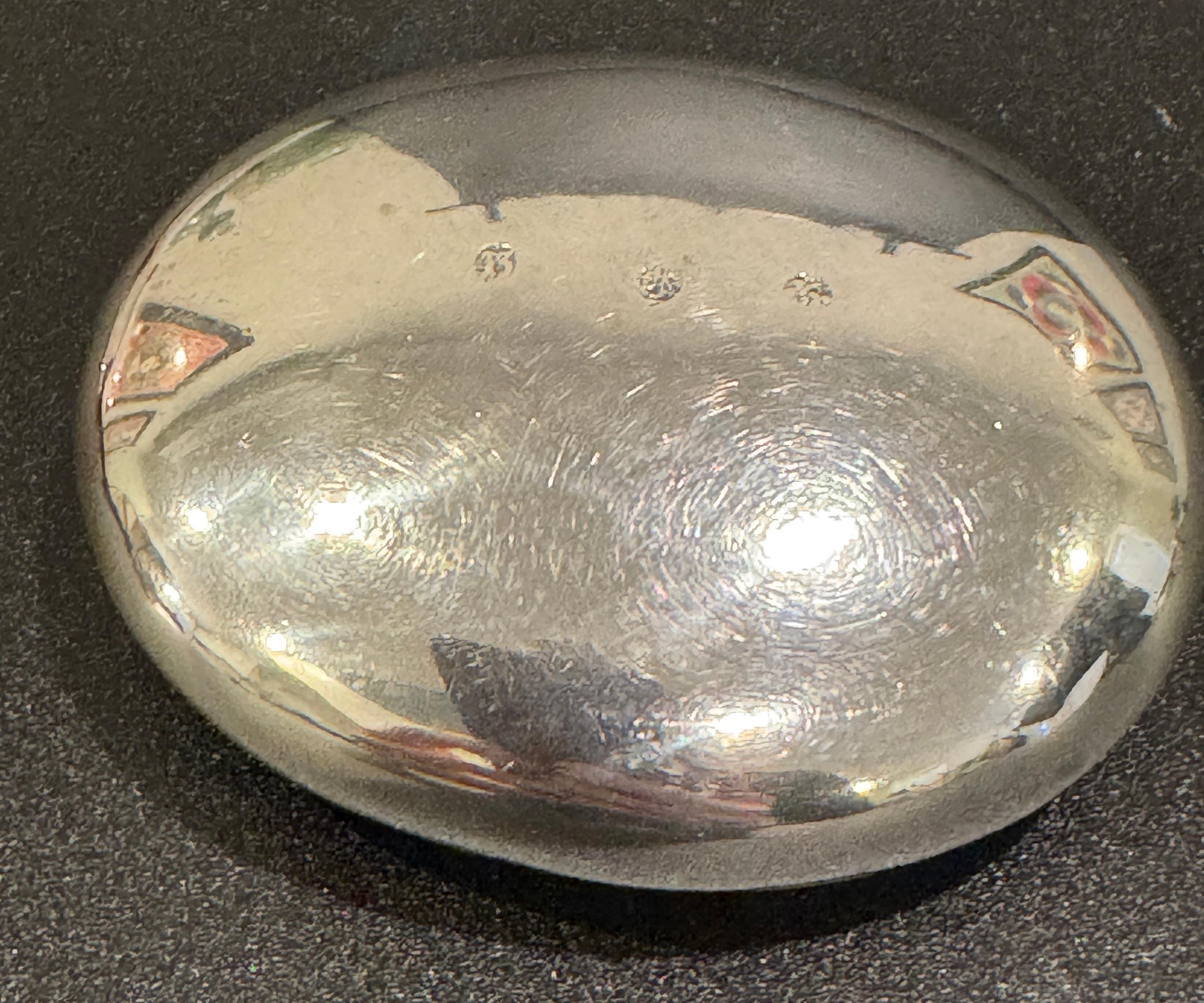Colección de cuatro cajas decoradas con repujado de esterlina y plata en venta 1
