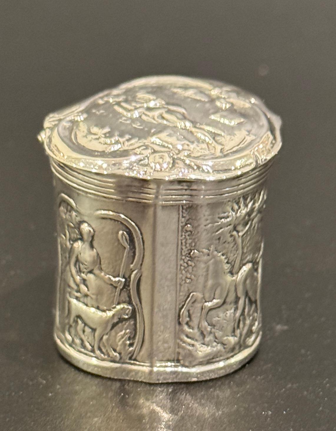Colección de cuatro cajas decoradas con repujado de esterlina y plata en venta 3
