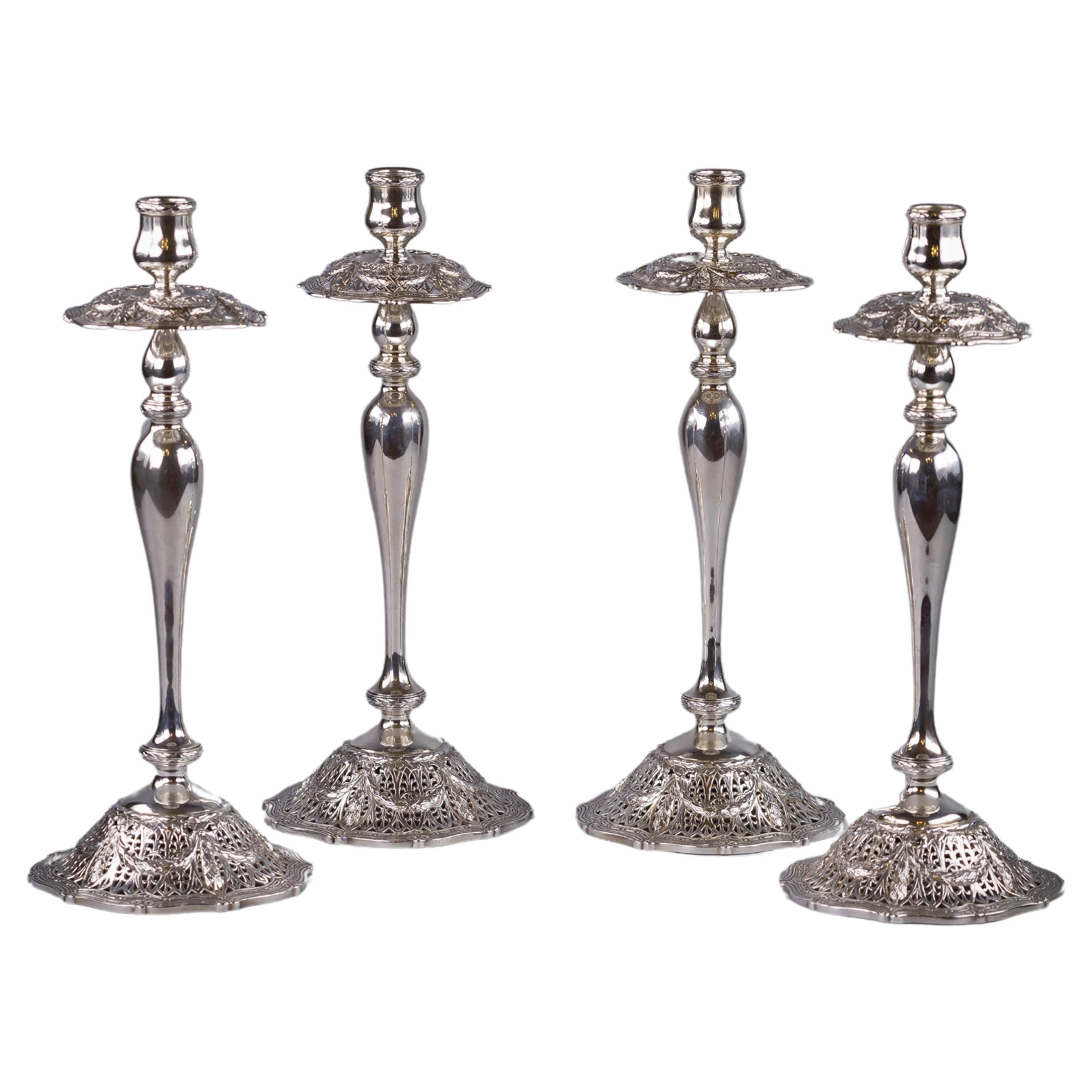 Juego de cuatro candelabros de plata de ley, circa 1900