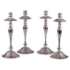 Juego de cuatro candelabros de plata de ley, circa 1900