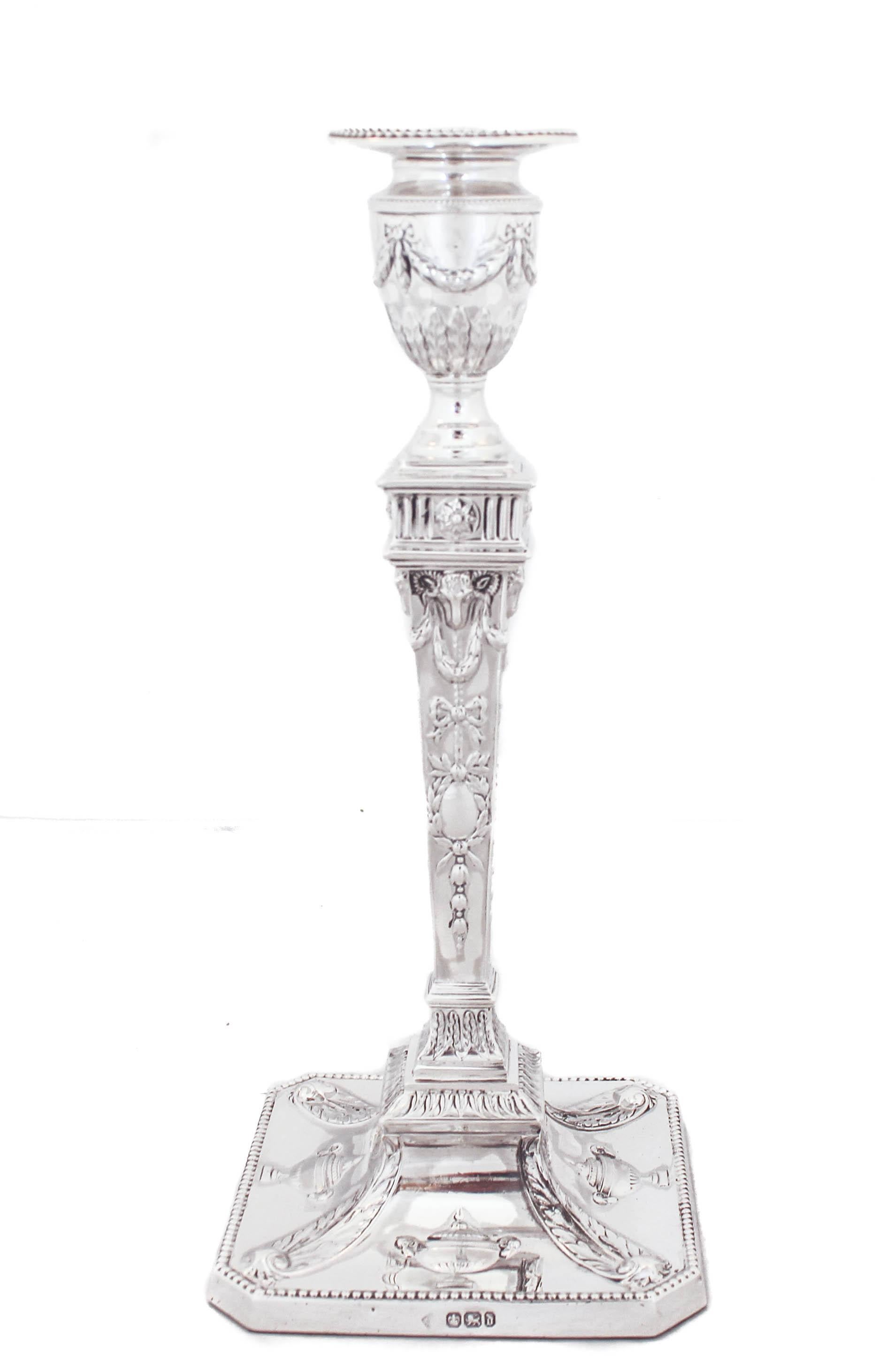 Angeboten wird ein Satz von vier Kerzenleuchtern aus Sterlingsilber, hergestellt in Sheffield, England von Richard Martin & Ebenezer Hall von Martin, Hall & Company - Broad Street Park Sheffield und gestempelt 1866. (Alle Angaben beruhen auf den