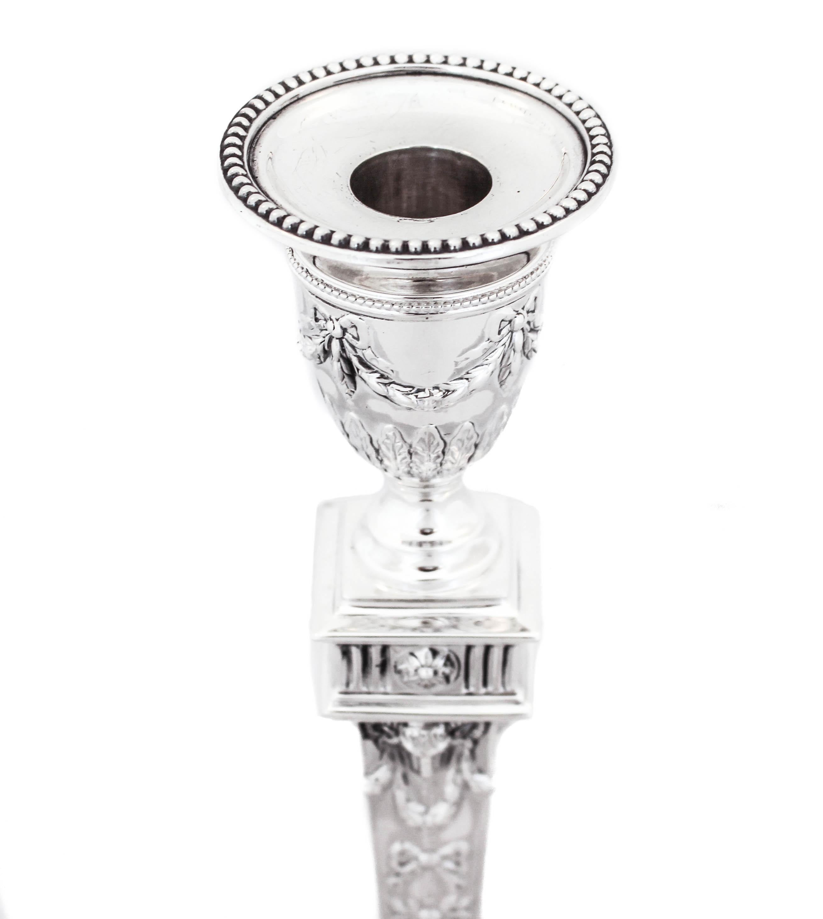 Set von vier englischen Kerzenständern aus Sterlingsilber im Angebot 1