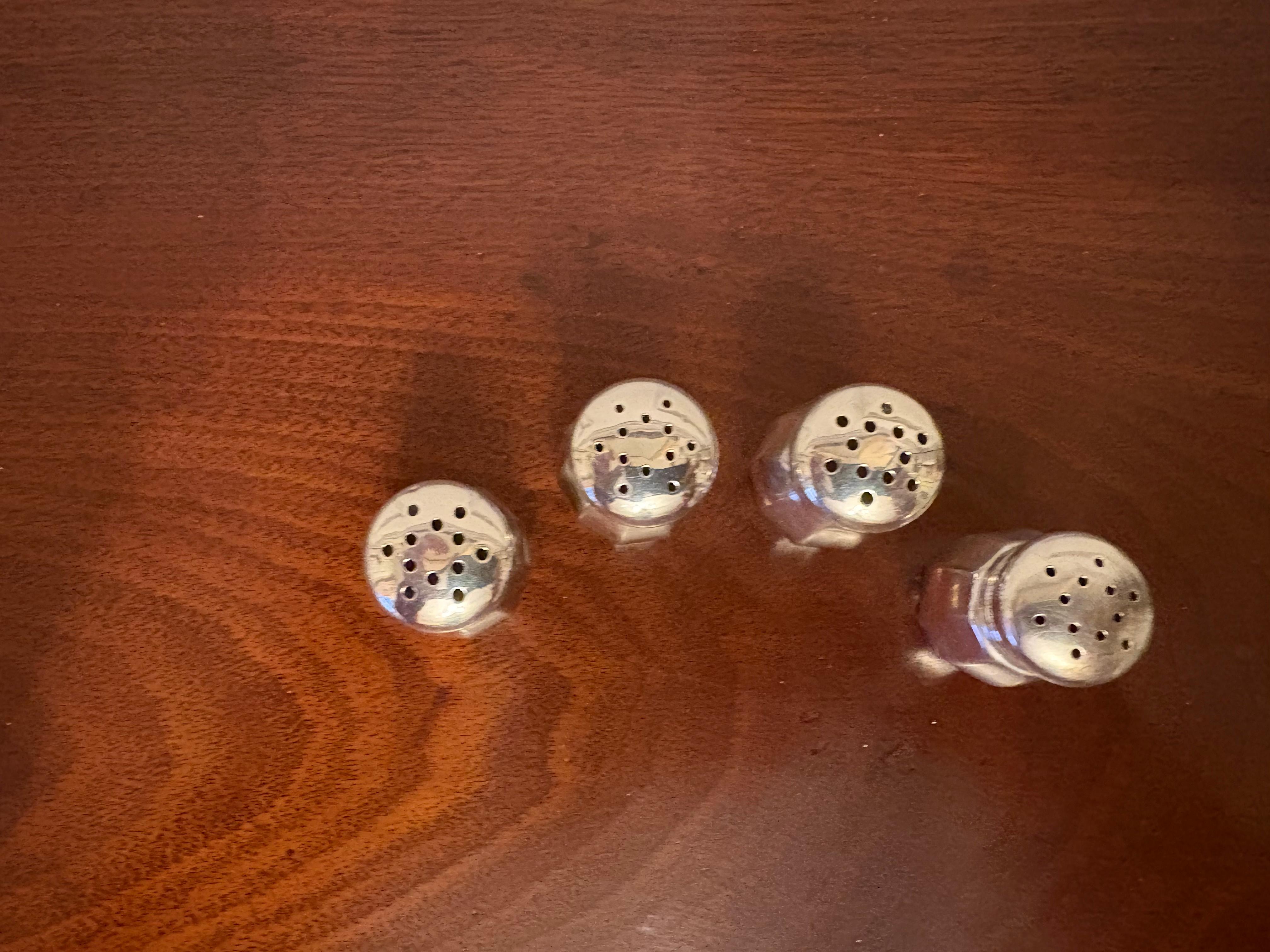 20ième siècle Ensemble de quatre salières et poivrières en argent Reed & Barton, 20e siècle en vente