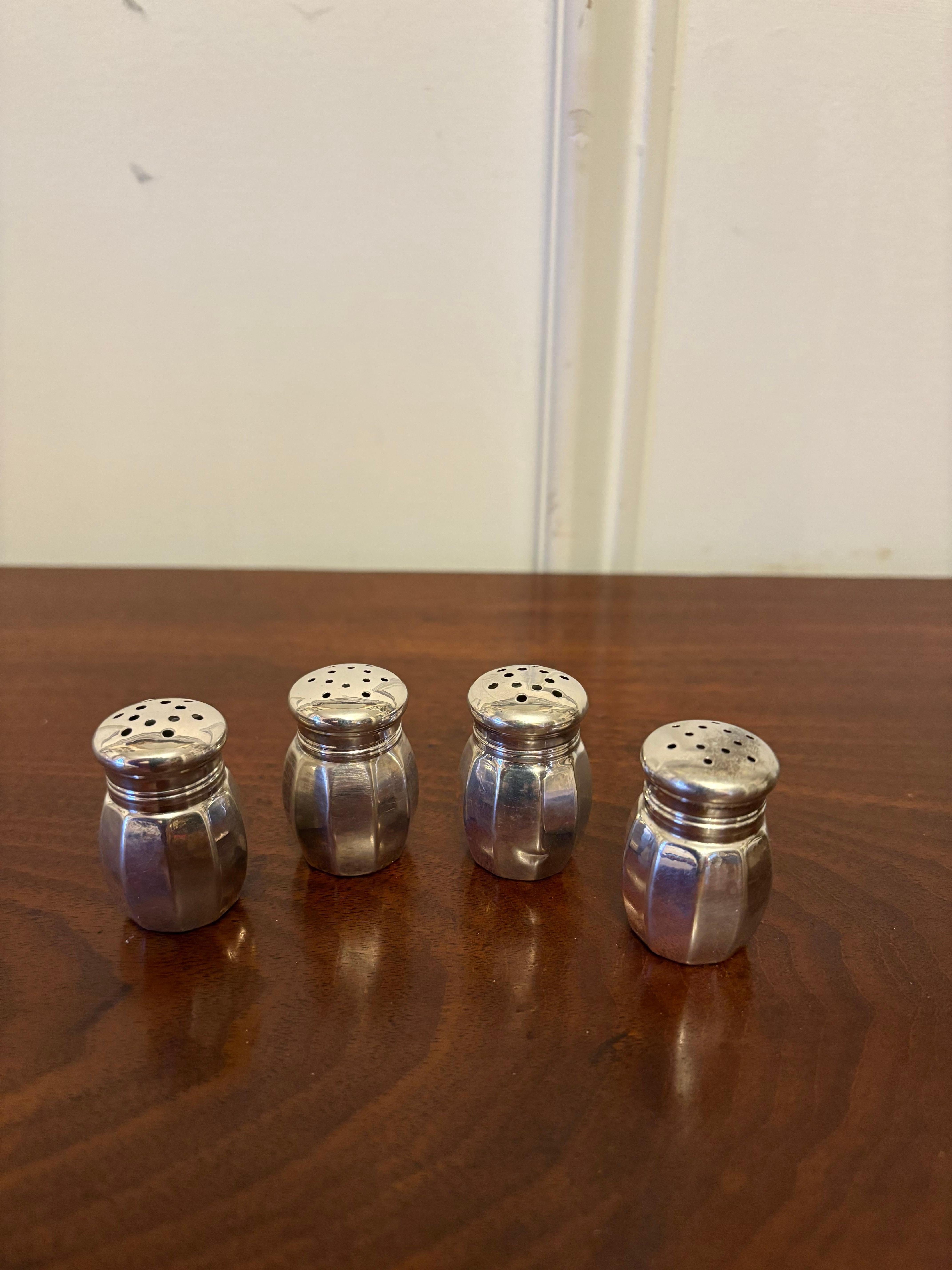 Argent sterling Ensemble de quatre salières et poivrières en argent Reed & Barton, 20e siècle en vente