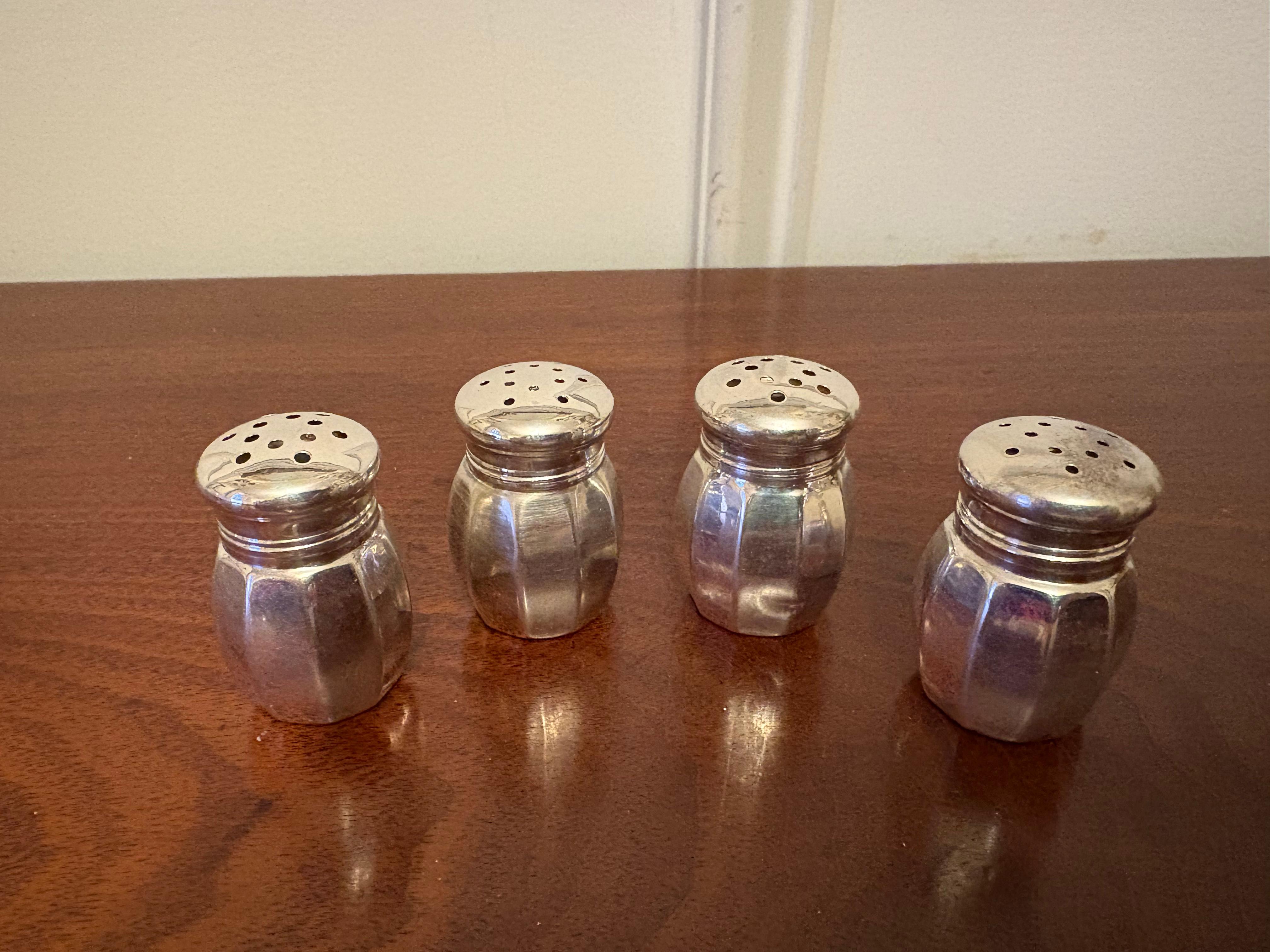 Ensemble de quatre salières et poivrières en argent Reed & Barton, 20e siècle en vente 1