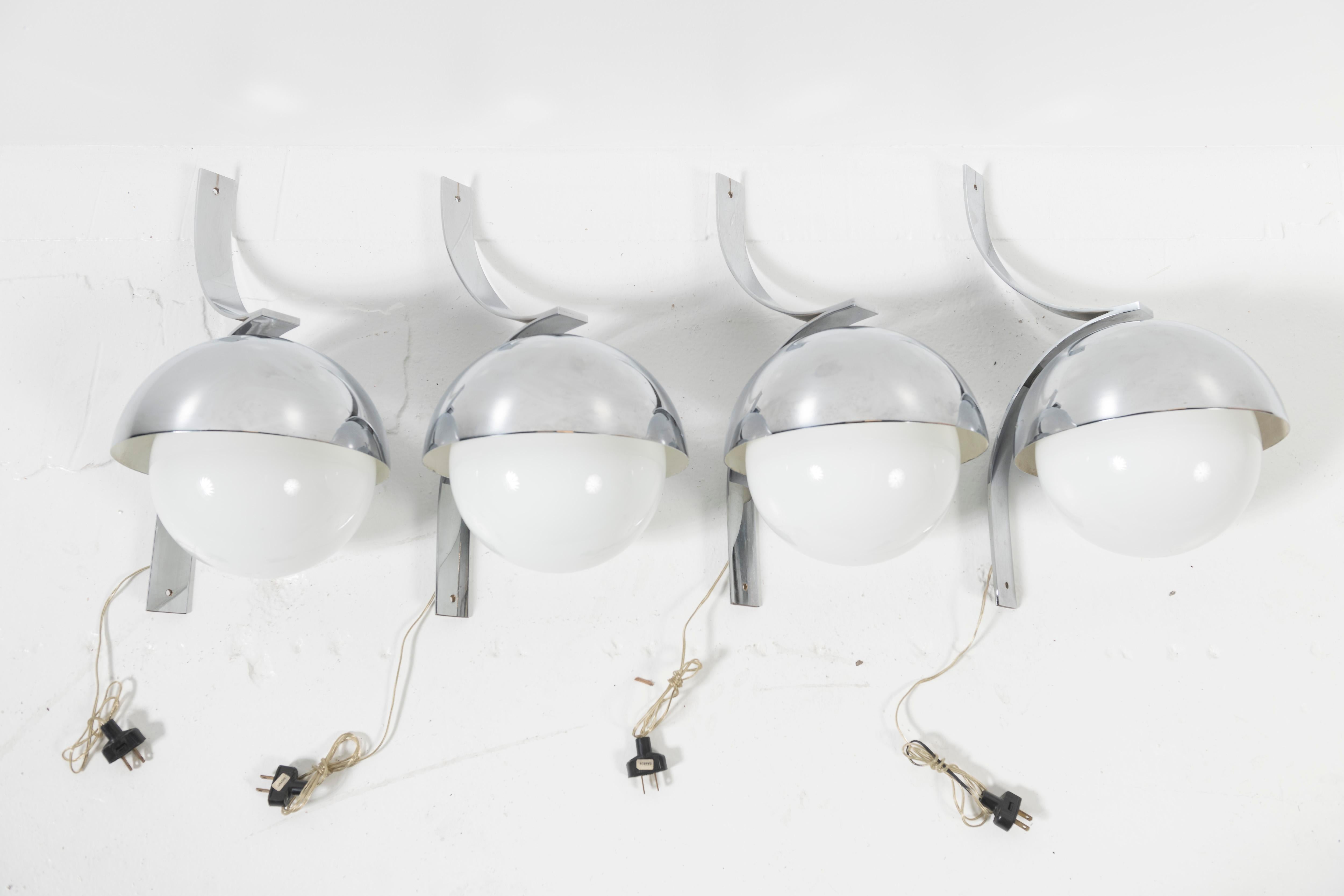 Raro set di quattro applique Stilnovo in metallo e vetro in ottime condizioni con lievi segni di usura. Prodotto in Italia.