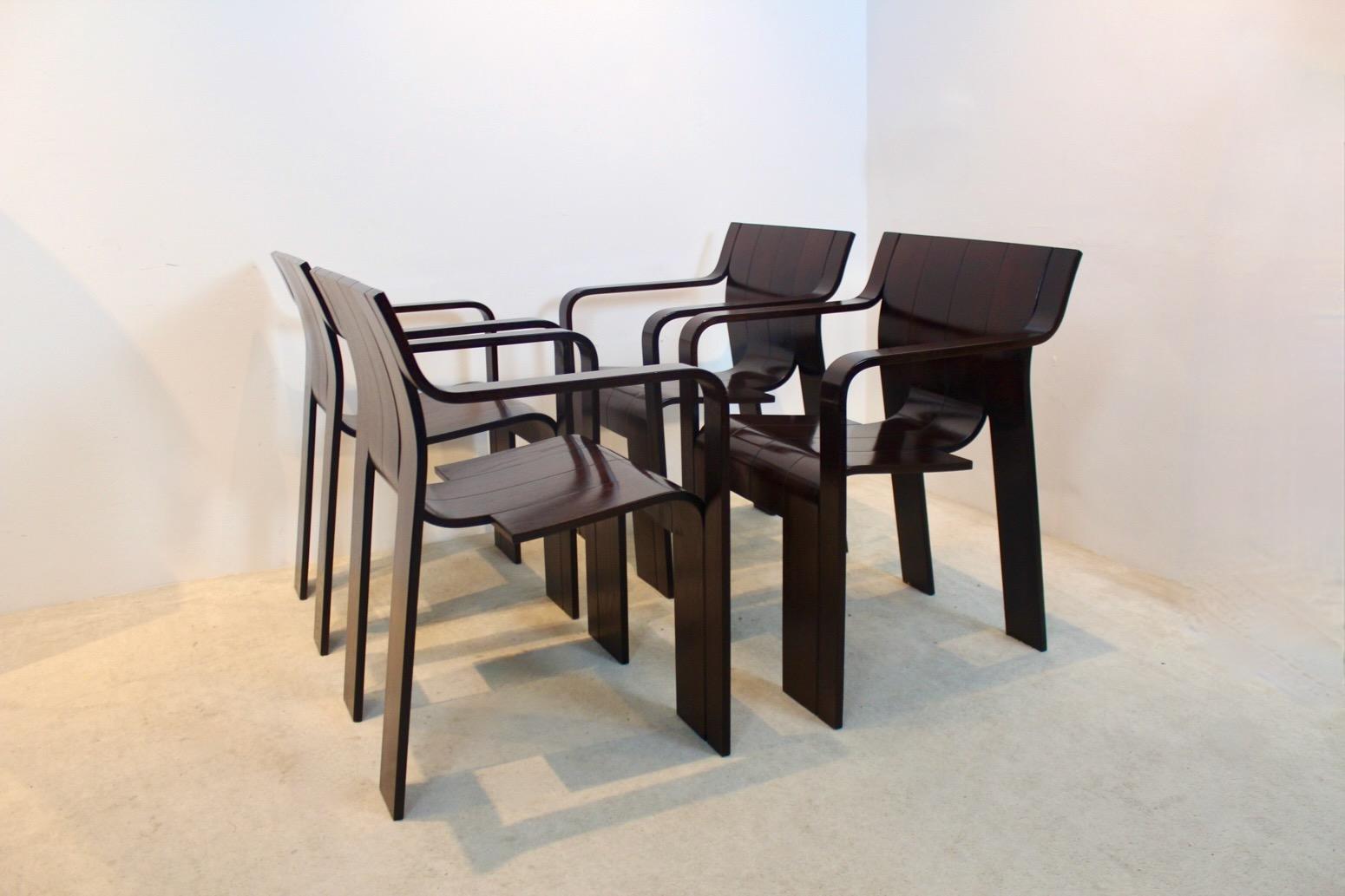 Raro y escultural conjunto de cuatro sillas de comedor con reposabrazos de la emblemática serie 