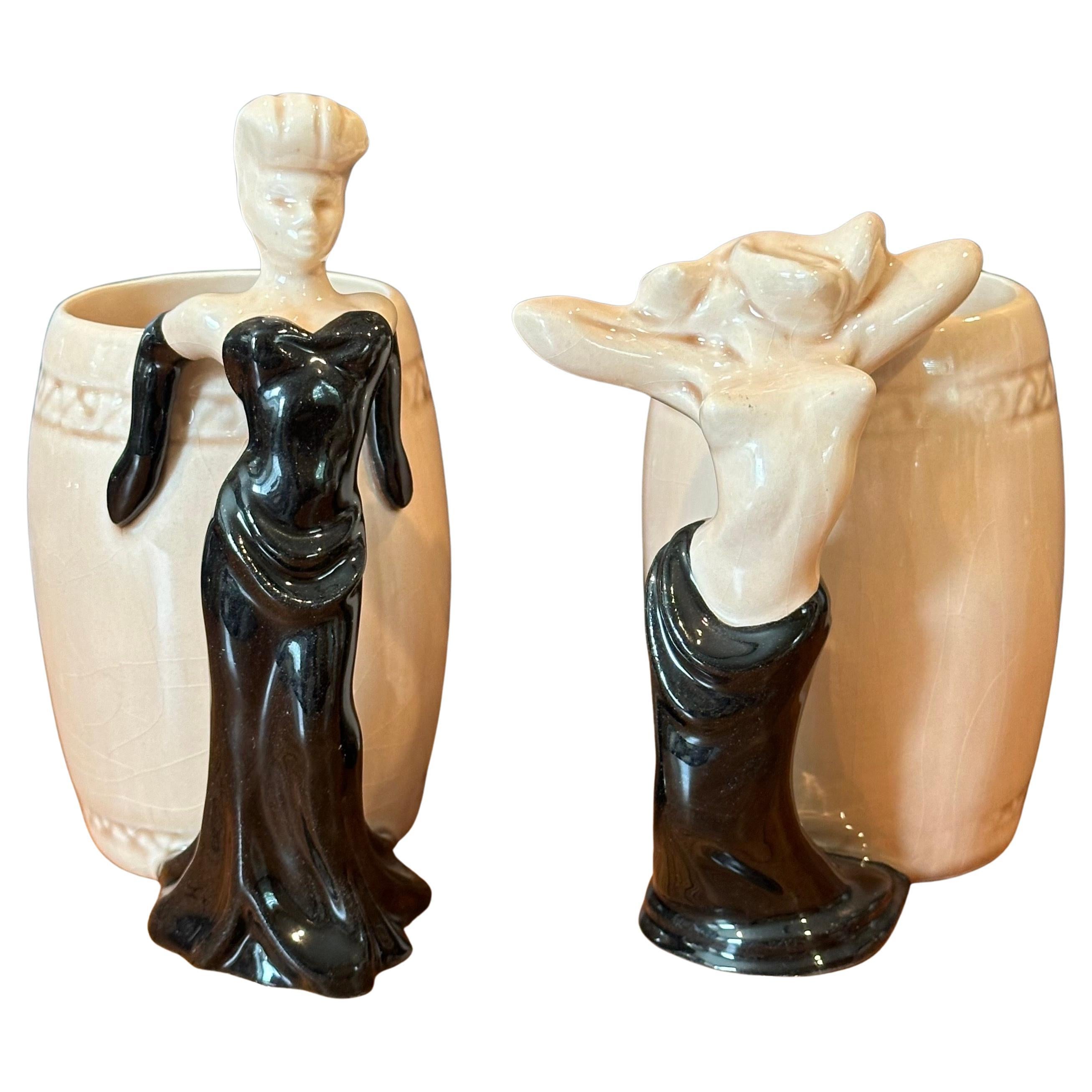 Un fabuleux ensemble de quatre tasses en céramique 